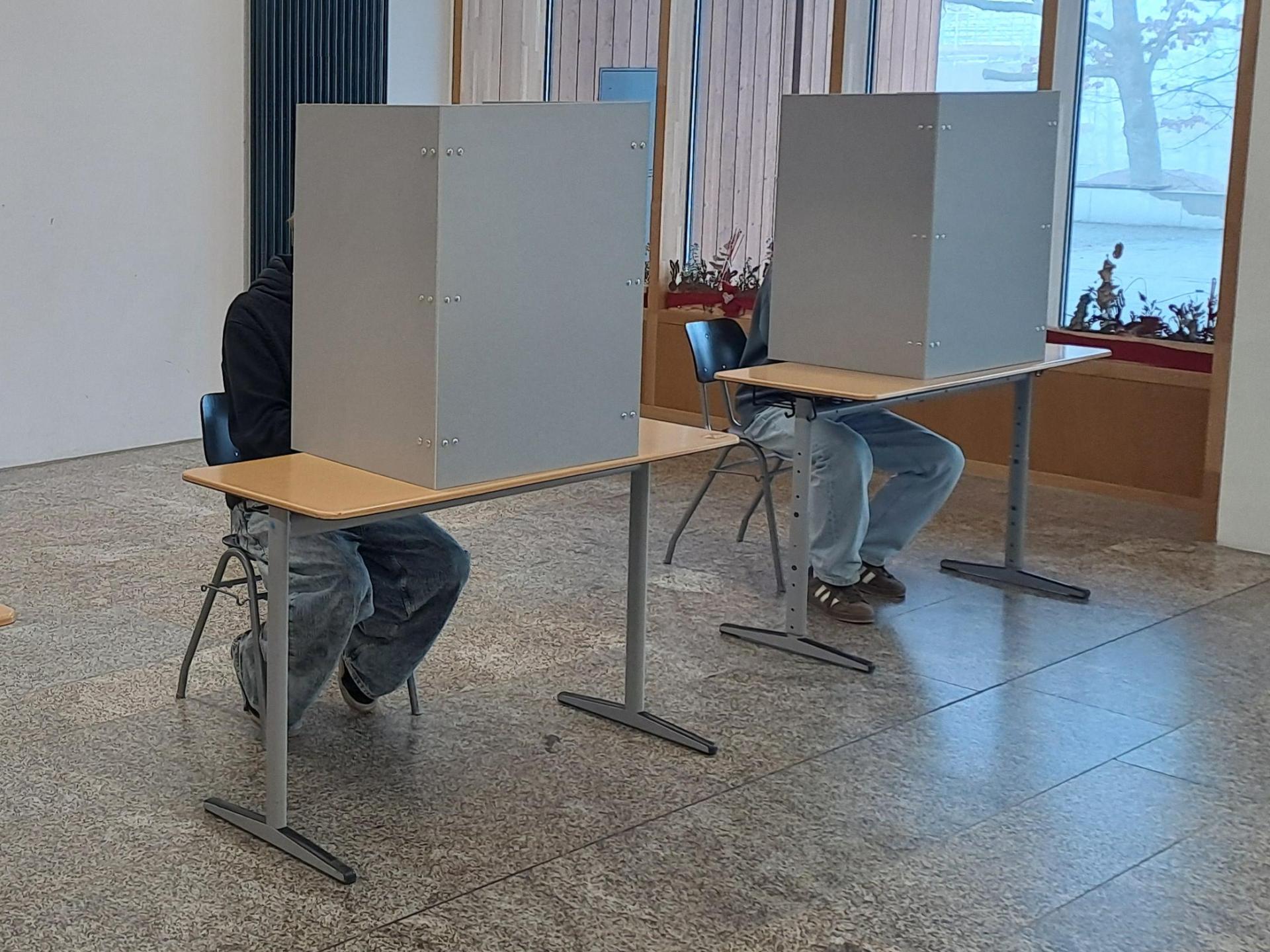 Die U18-Kommunalwahlen im Landkreis Neustadt/WN: Wählen wie im „richtigen Leben“. (Bild: Martin Neumann)