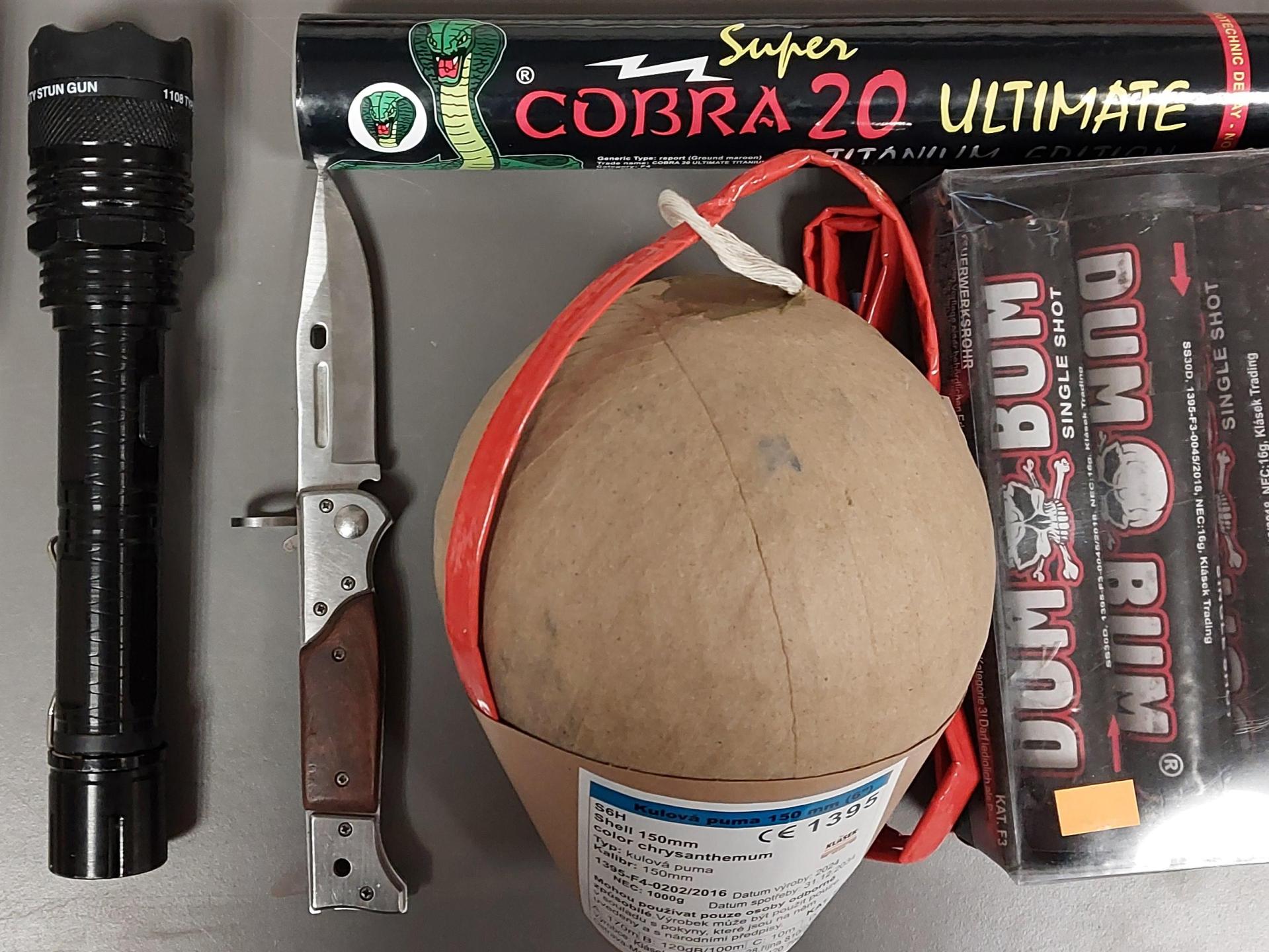 <br>In einem Fahrzeug mit zwei 20-Jährigen entdeckten Fahnder der Bundespolizei in Waldsassen große Mengen illegaler Pyrotechnik und Waffen. Besonders auffällig war eine Kugelbombe.  (Bild: Bundespolizei)