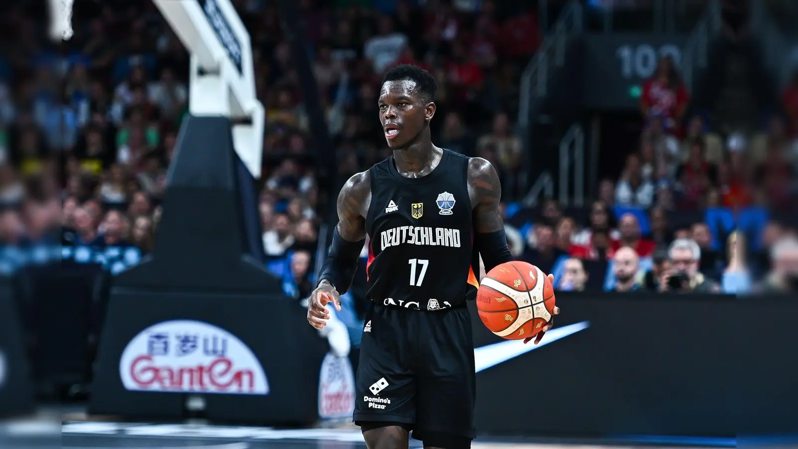 Dennis Schröder führt die goldene Generation an. (Bild: Stefanos Kyriazis/LiveMedia-IPA/ZUMA Press Wire/dpa)