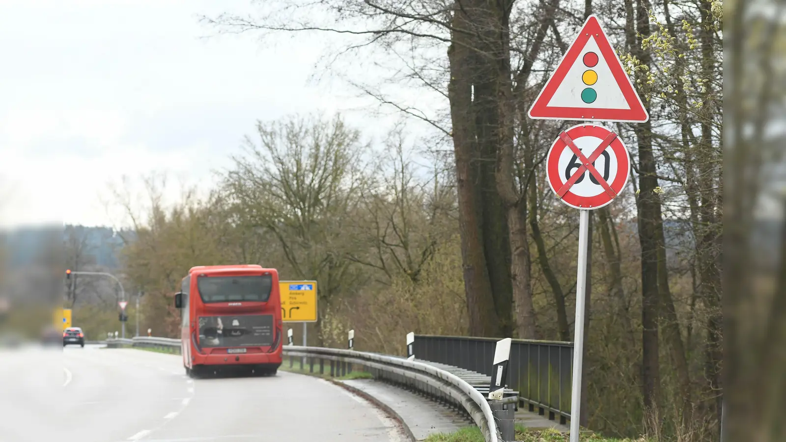 In Weiden laufen im Bereich Dr.-Pfleger-Straße und Brenner-Schäffer-Straße Markierungsarbeiten. (Bild: Gabi Schönberger)