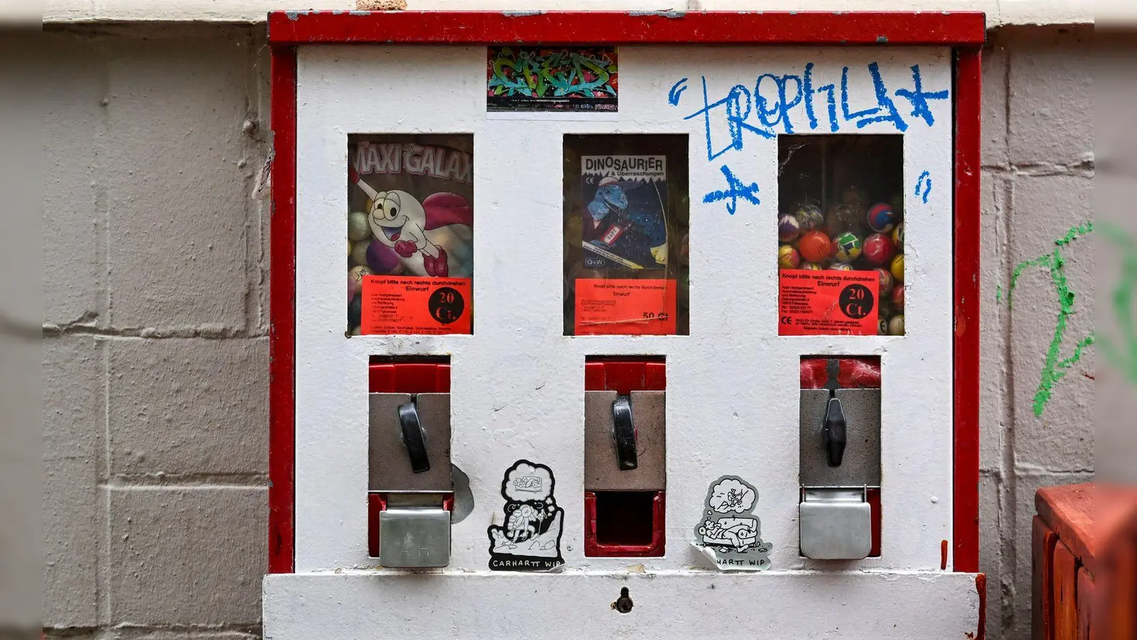 In Weiden hat ein unbekannter Dieb einen Kaugummiautomaten gestohlen.  (Symbolbild: Karl-Josef Hildenbrand/dpa)