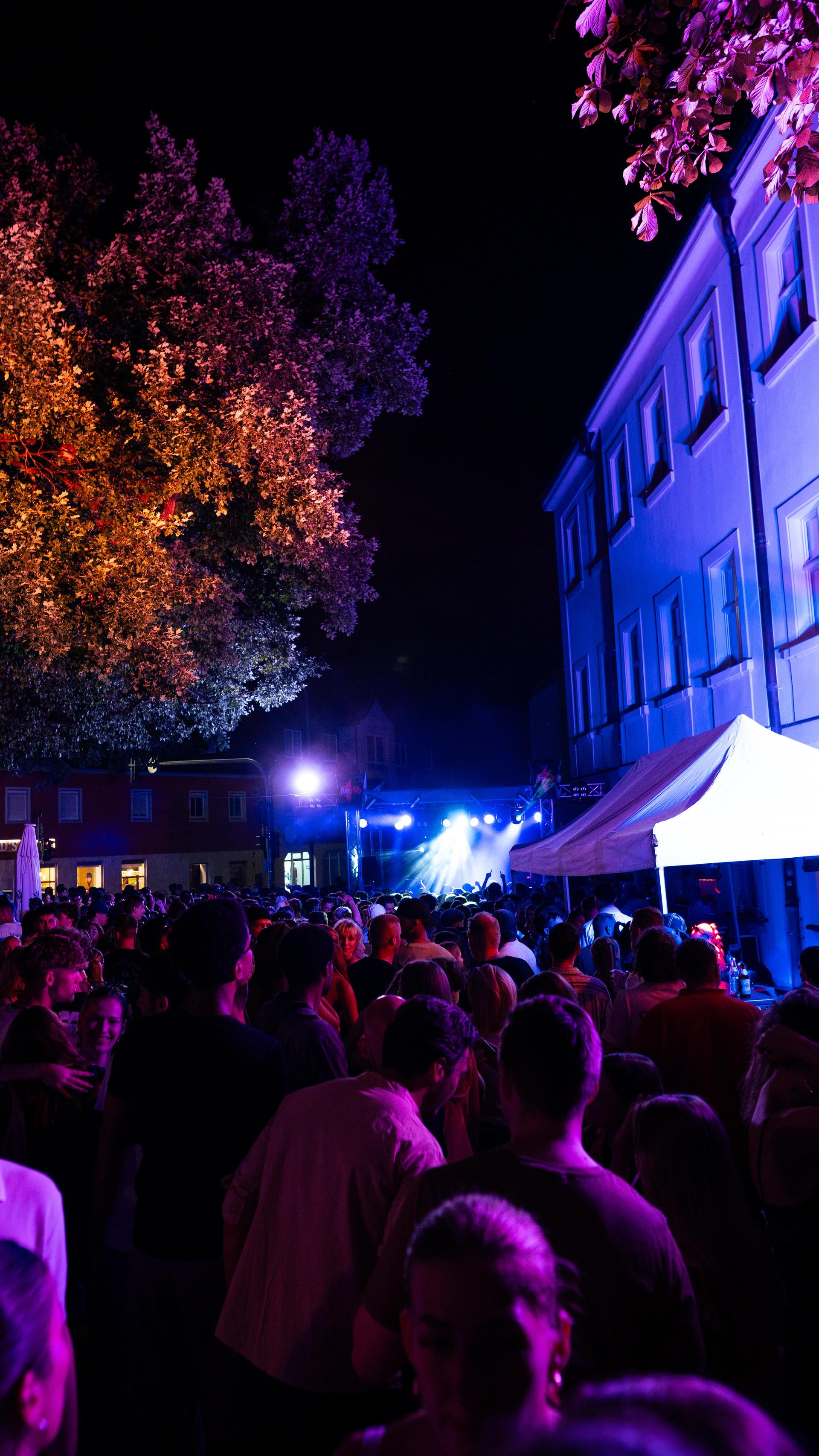 DJ Dollar Bill rockt den Schlörplatz. (Bild: Hannes Stock)
