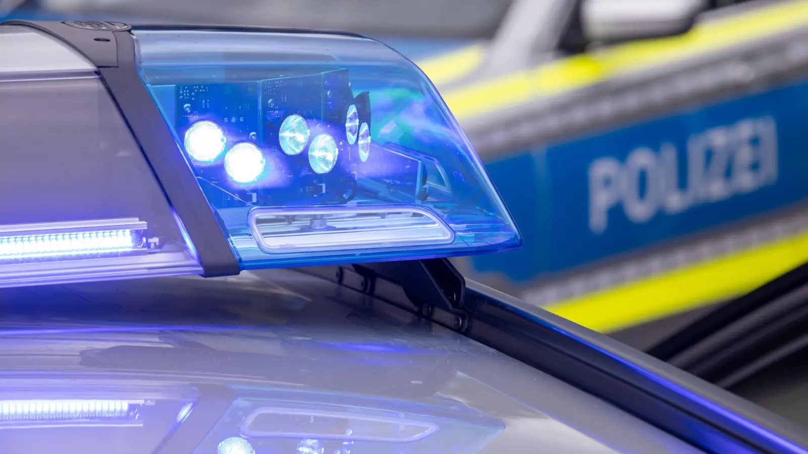 Ein unbekannter Fahrer hat in Weiden einen geparkten Audi beschädigt und ist geflüchtet. Die Polizei sucht Zeugen. (Symbolbild: Daniel Karmann/dpa)