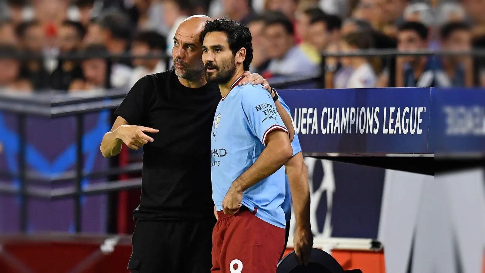 Pep Guardiola (l) und Ilkay Gündogan: Bald wieder in einem Team? (Bild: Jose Breton/AP/dpa)