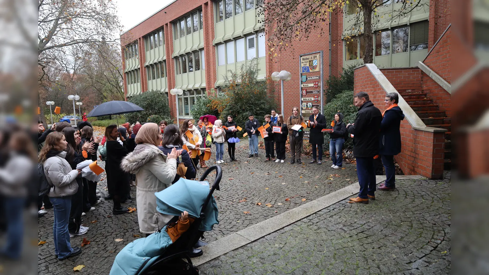 Zum „Orange Day“ versammeln sich viele Frauen und Mädchen vor dem Weidener Rathaus. (Bild: Stadt Weiden/exb)