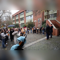 Zum „Orange Day“ versammeln sich viele Frauen und Mädchen vor dem Weidener Rathaus. (Bild: Stadt Weiden/exb)