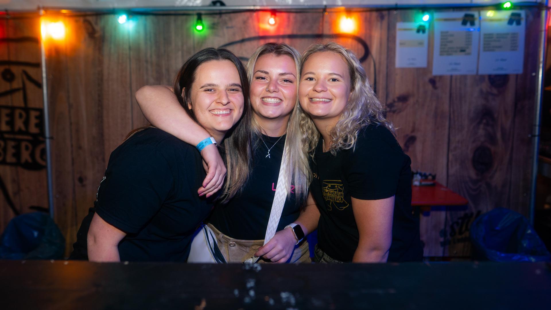 Die Quertreiber rocken am Samstagabend das Festzelt bei der Kirwa in Wernberg.  (Bild: Hannes Stock)