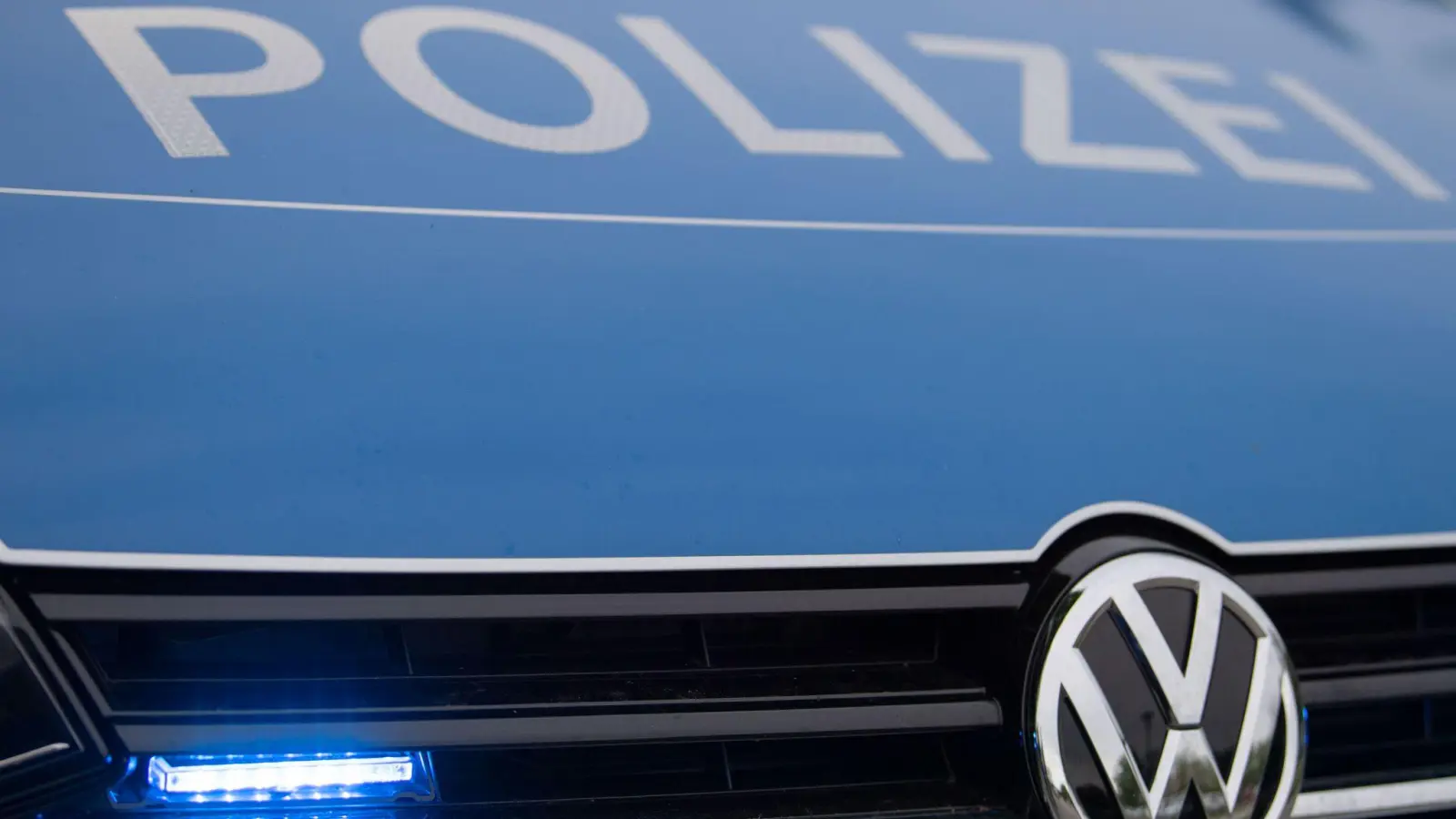 In Weiden ereigneten sich drei Fälle von Fahrerflucht. Die Polizei sucht Zeugen, um die Vorfälle aufzuklären. (Symbolbild: Lino Mirgeler/dpa)
