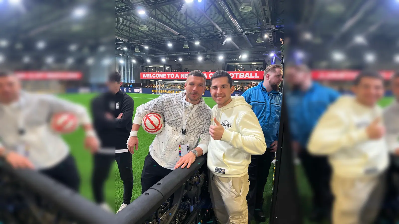 „Baller League”-Präsident Lukas Podolski nimmt sich Zeit für Fotos.  (Bild: mcl)