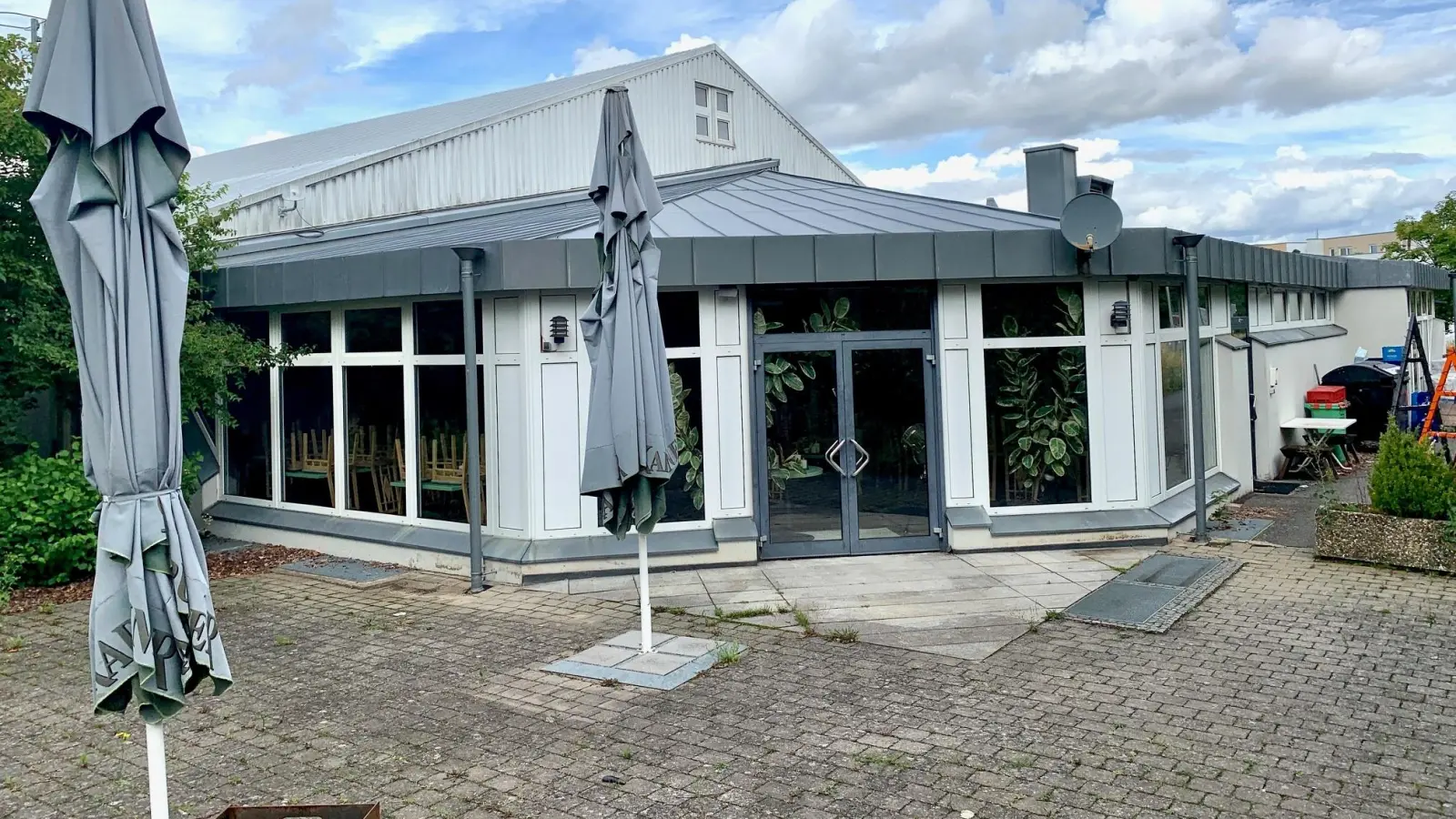 Noch ist die Gaststätte neben der Tennishalle des TC Postkeller in Weiden ohne Wirt.  (Bild: Gabi Schönberger)