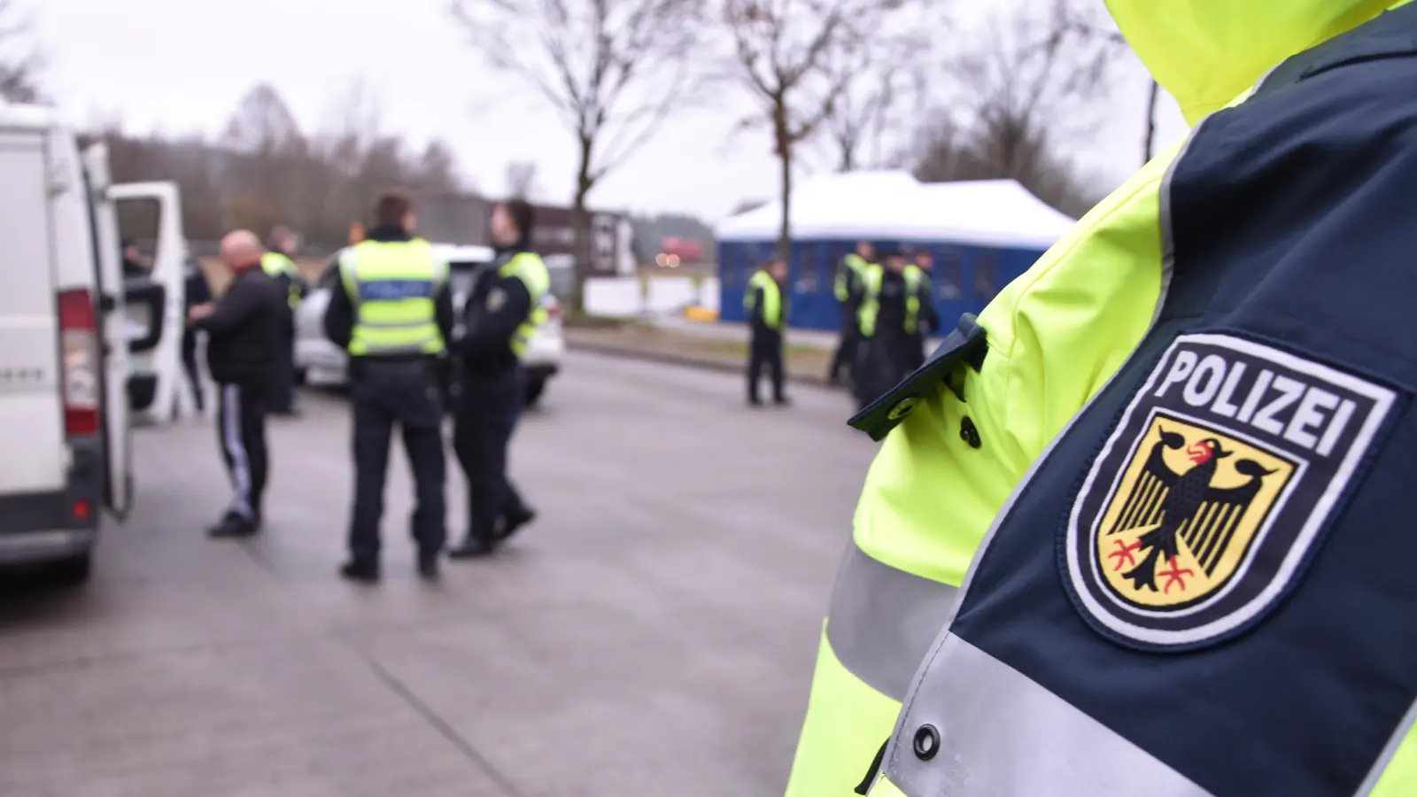 Die Bundespolizisten nehmen in Waidhaus zwei Männer fest. Einer davon sitzt nun im Gefängnis.  (Symbolbild: Bundespolizei)