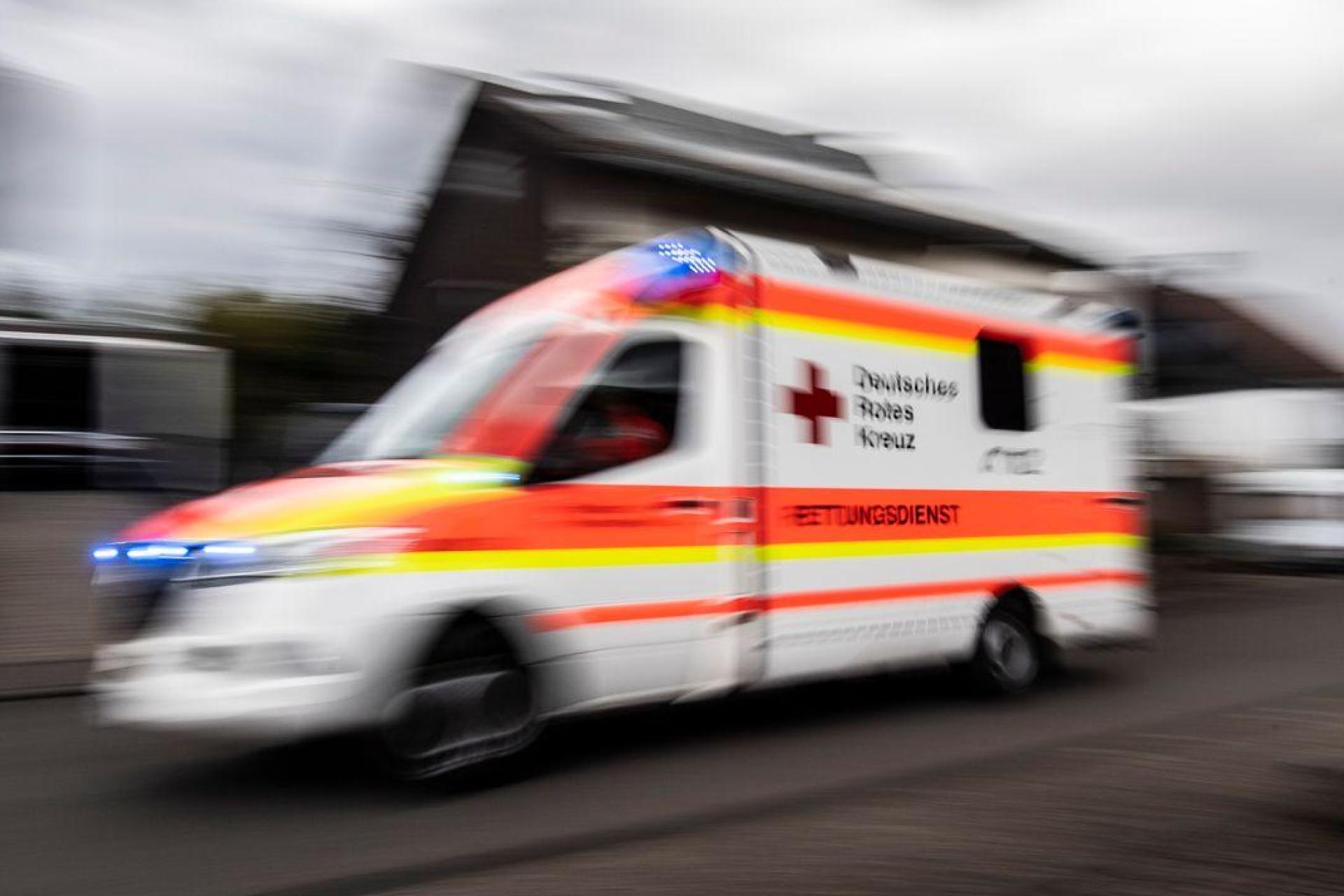 Sanitäter bringen den Betrunkenen in ein Krankenhaus. (Symbolbild) (Bild: Boris Roessler/dpa)