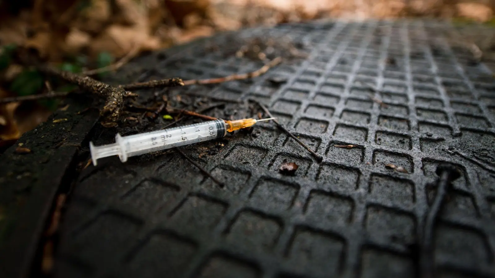 Eine benutzte Spritze, die üblicherweise zum Spritzen von Heroin genutzt wird. (Bild: Felix Zahn/dpa)