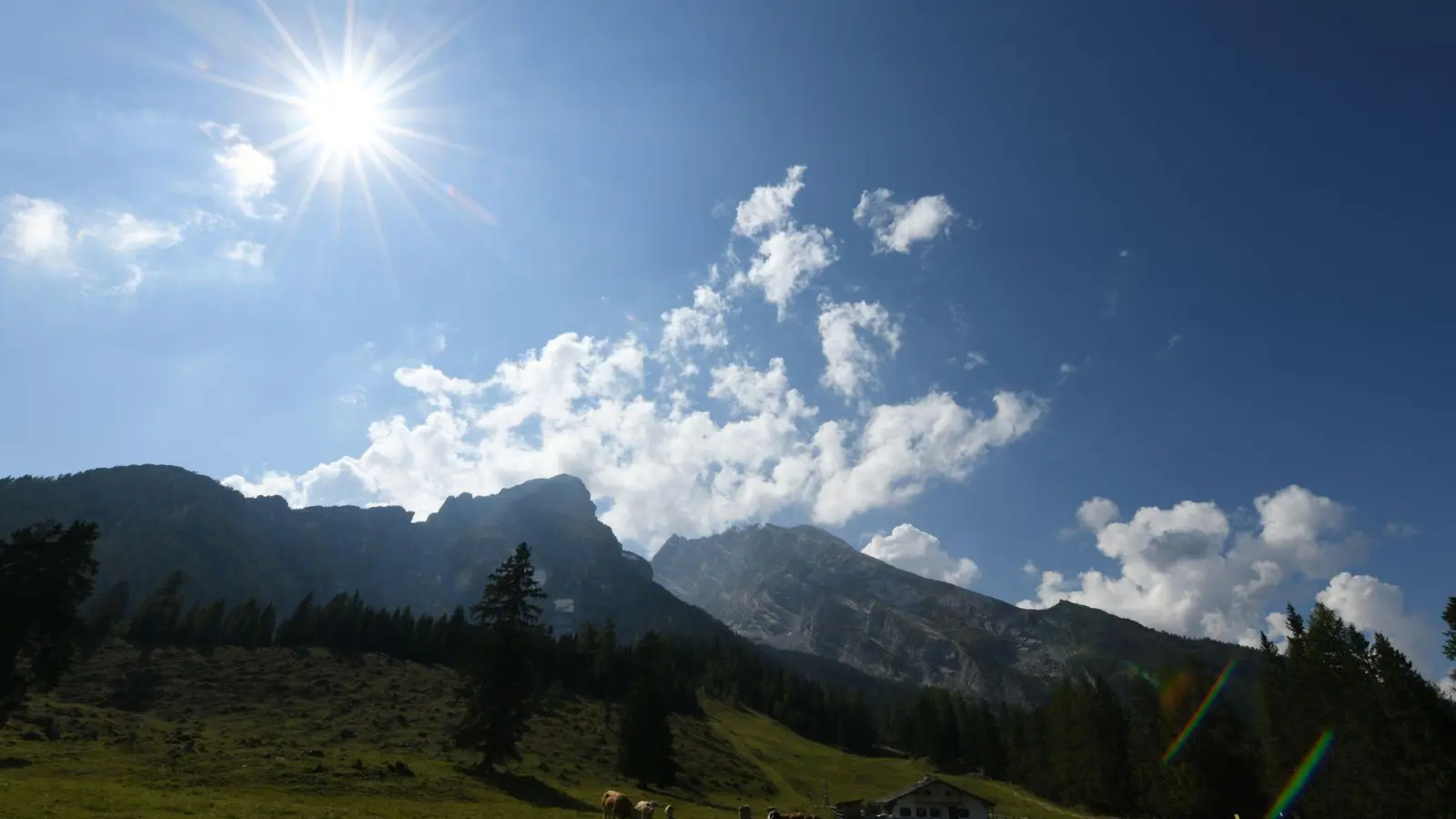 Zusammen mit einem Freund möchte ein junger Mann den Watzmann überschreiten. Die beiden trennen sich, der 23-Jährige kommt nicht lebend aus dem Wanderausflug zurück. (Symbolbild) (Bild: Angelika Warmuth/dpa)