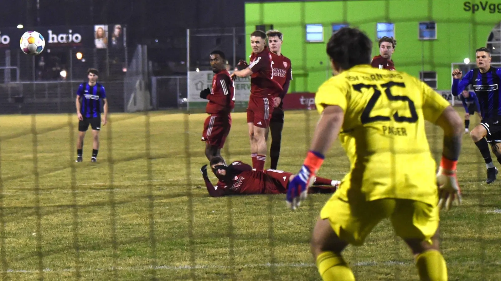 Mit diesem Freistoß brachte Mauricio Göhlert (verdeckt) die SpVgg SV mit 1:0 in Führung. (Bild: Büttner)