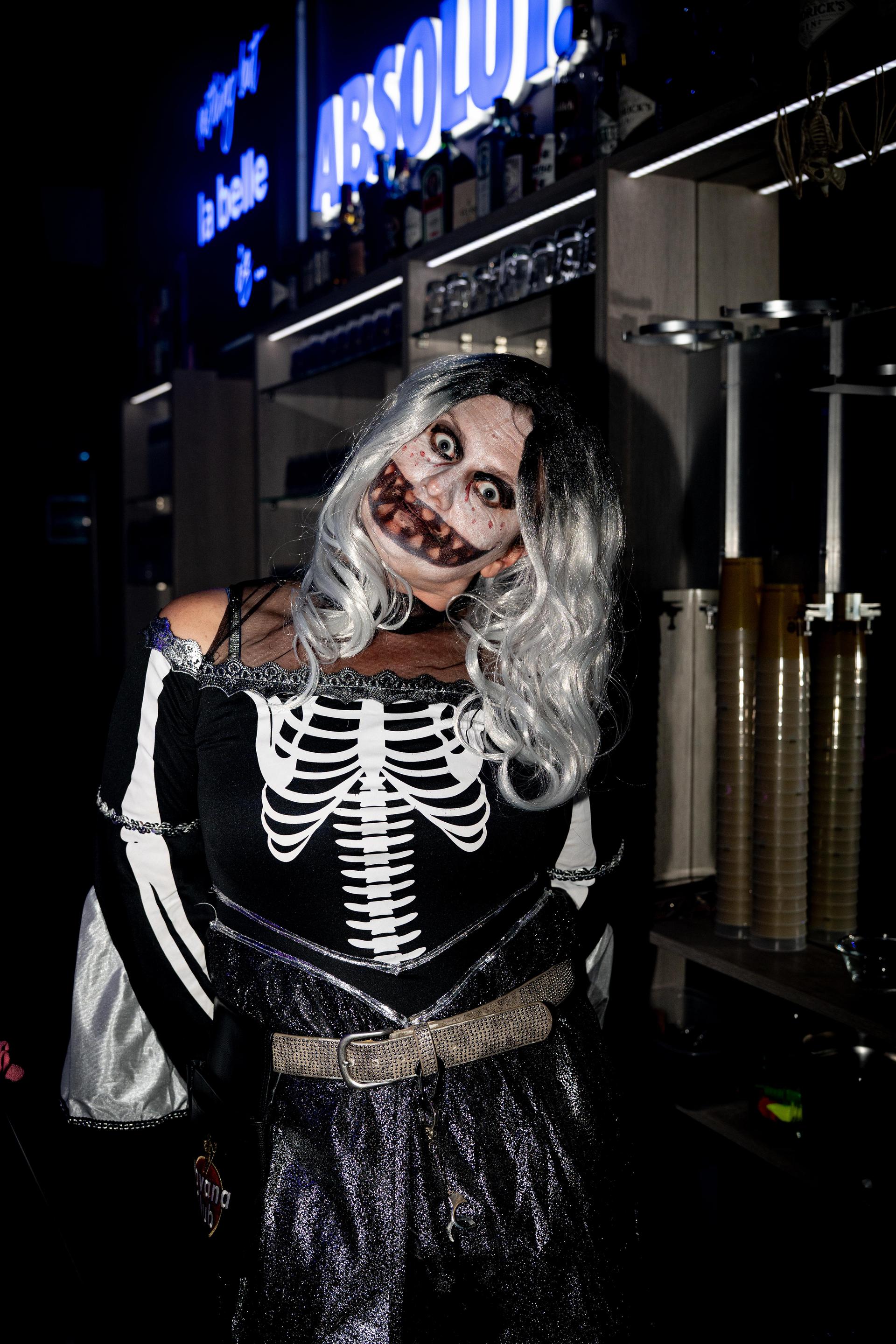 Im Labelle in Waidhaus waren am Freitag die Zombies, Teufel und Geister unterwegs und gaben zur Musik von DJ Michael B. zusammen Vollgas. (Bild: Timo Kraus)