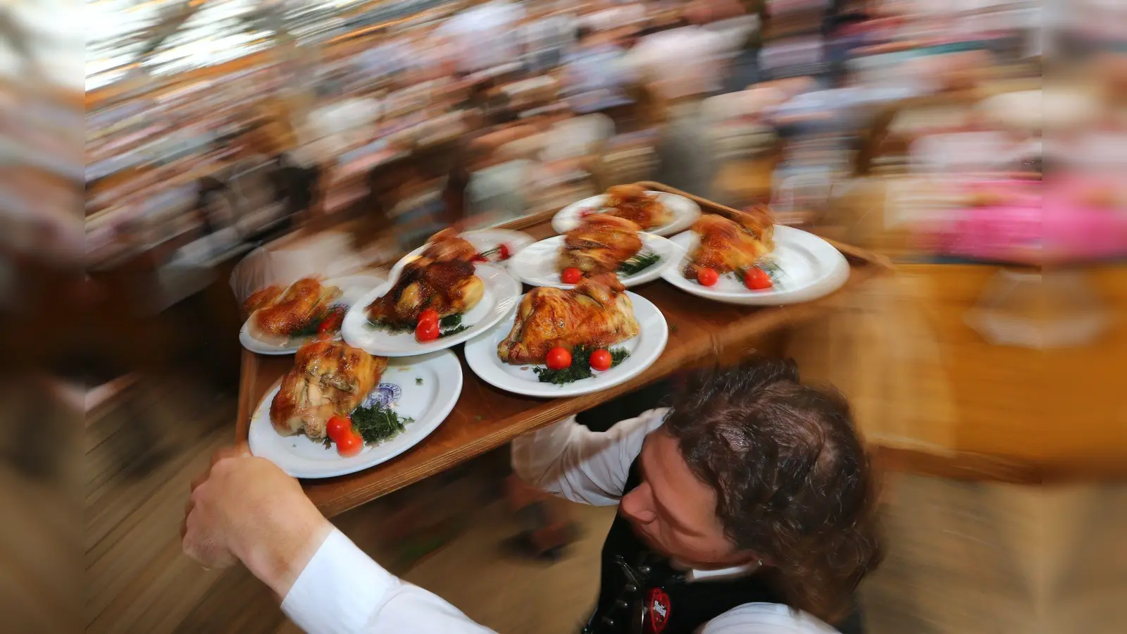 Wirte wollen die Chancen zu mehr Ökoprodukten - etwa Bio-Hendl - auf dem Oktoberfest prüfen.  (Archivbild: picture alliance / Karl-Josef Hildenbrand/dpa)