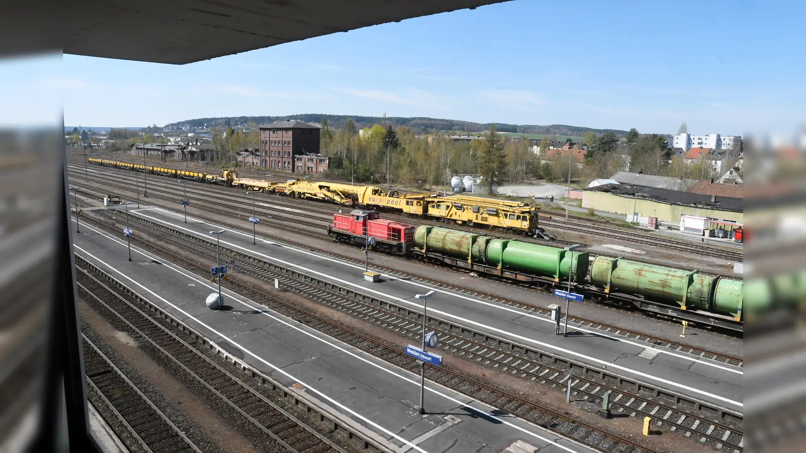 Eine umfangreiche Maßnahme: Im Bahnhof Weiden werden ab 22. September Weichen und Gleise erneuert.  (Archivbild: Gabi Schönberger)