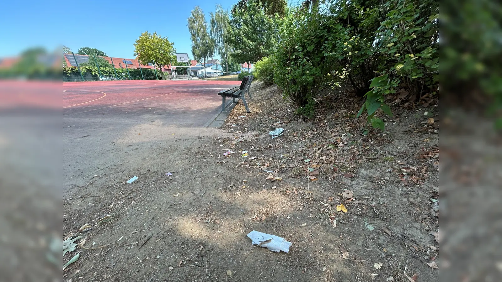 Verhältnismäßig sauber war es am Montagmittag am Bolzplatz in Vohenstrauß. Bürgermeister Uli Münchmeier appelliert an die Vernunft der Kinder und Jugendlichen, ihren Müll nicht einfach liegenzulassen. Im Ernstfall drohen Platzverweise. (Bild: ck)