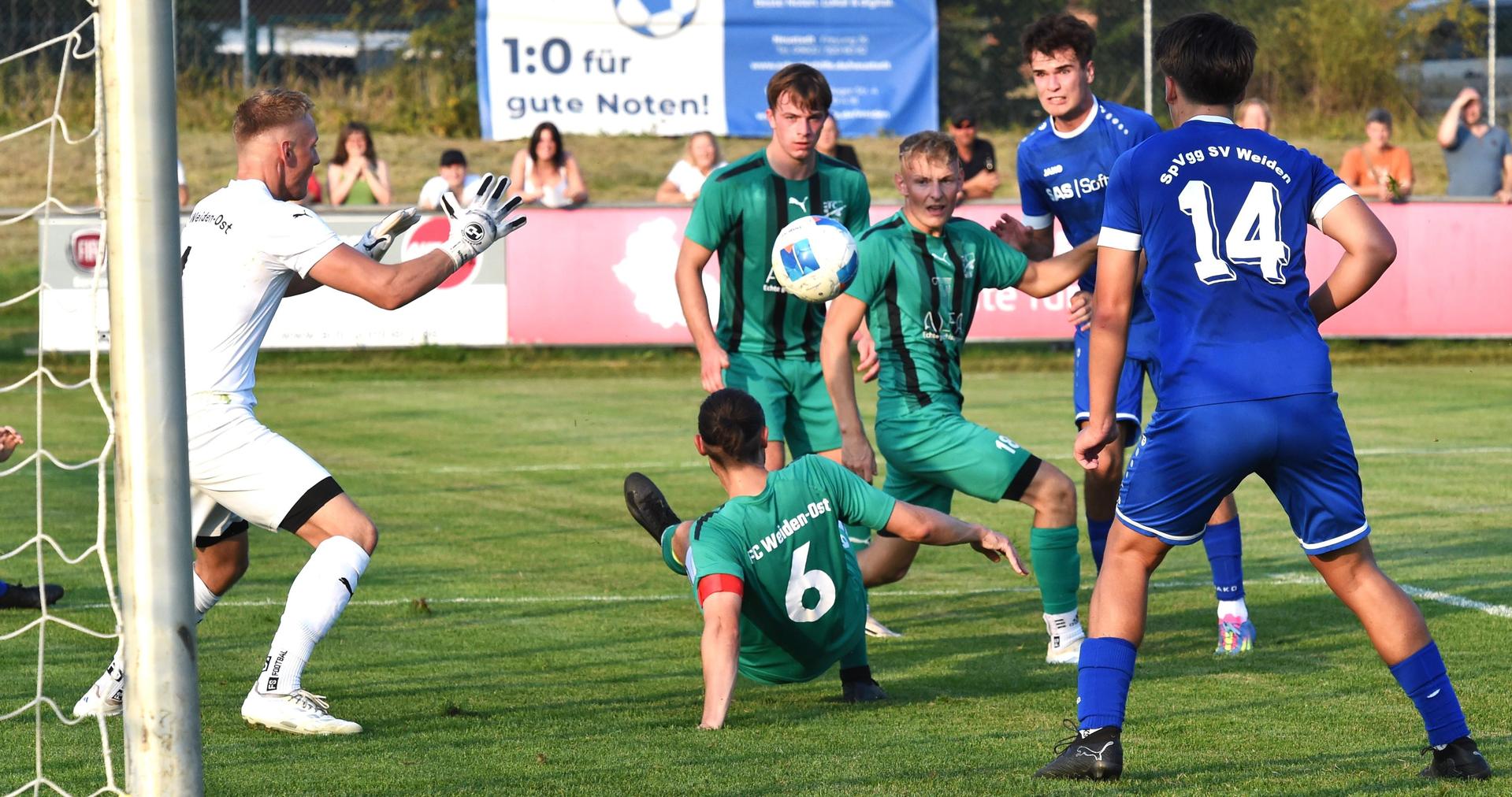 Ost-Torwart Eric Schlesinger (links) steht im Mittelpunkt dieser Strafraumszene, die Stürmer der SpVgg SV Weiden II (blaue Trikots) können jedoch nichts mit der Torchance anfangen. (Bild: Gerhard Büttner)