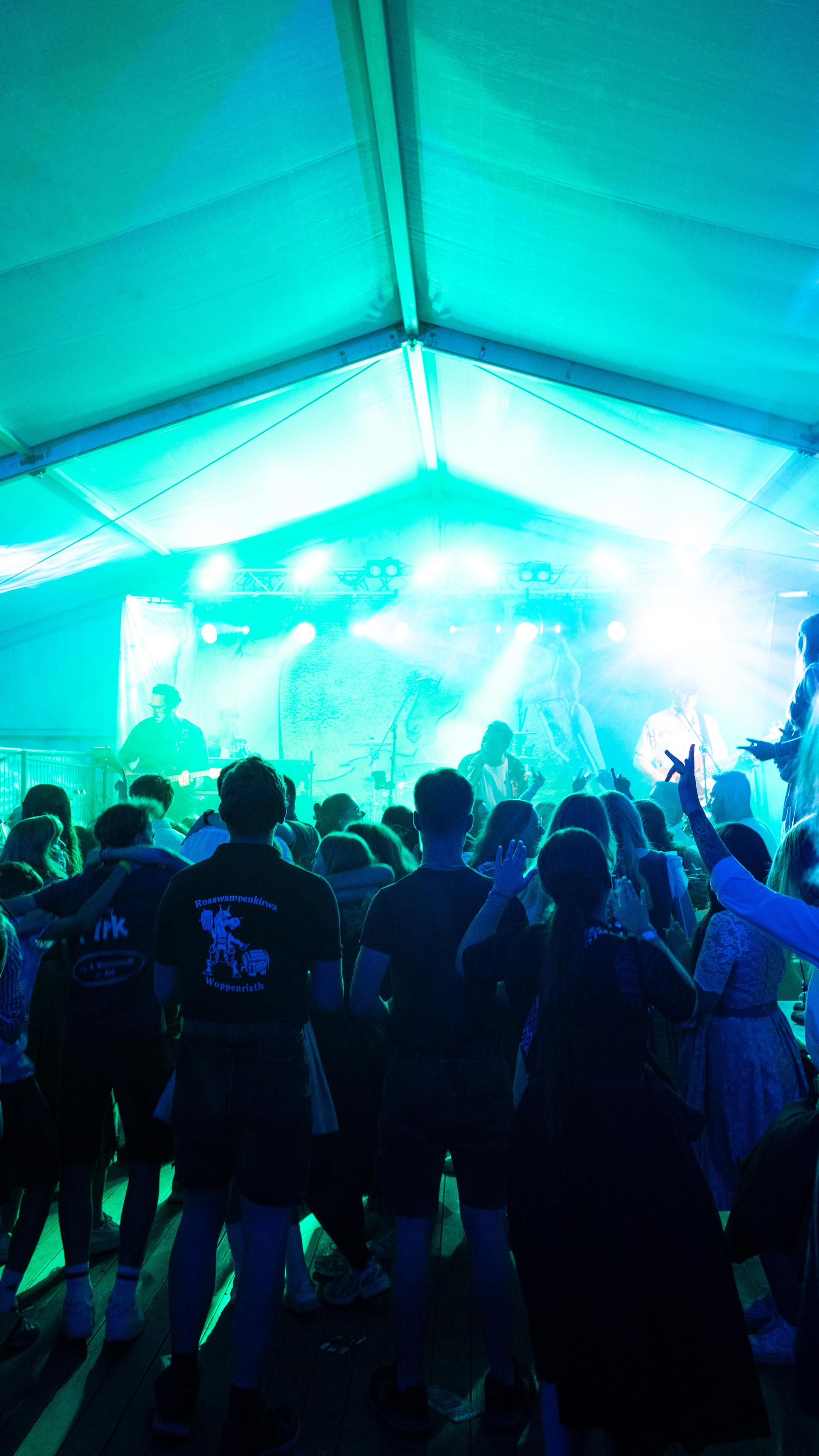 Gute Stimmung, volles Zelt und super Momentaufnahmen. (Bild: Hannes Stock)