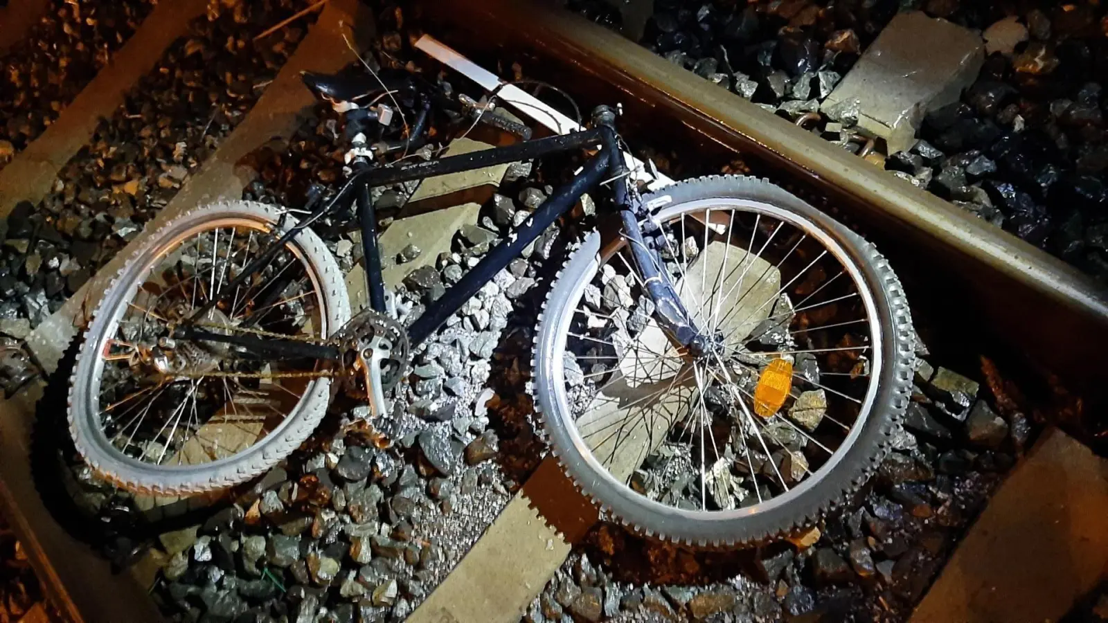 Das ist das geworfene Fahrrad. (Bild: Bundespolizei)