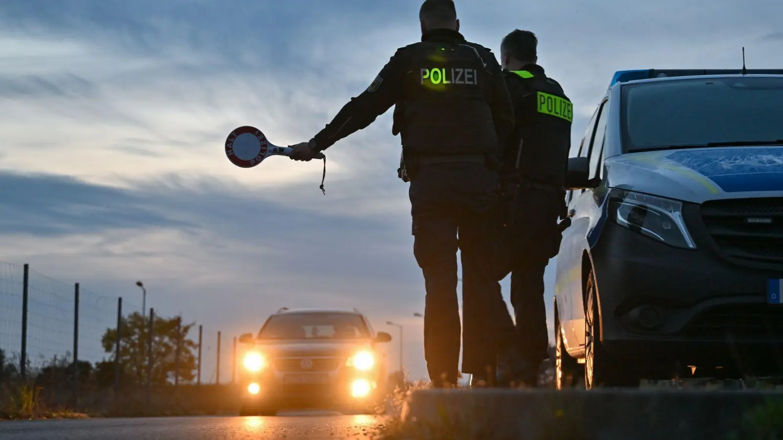 Polizeibeamte stoppten am Sonntag in Waldsassen ein Auto, in dem an mehreren Stellen Pyrotechnik verbaut war – insgesamt kamen rund 200 Feuerwerkskörper zum Vorschein. (Symbolbild: Patrick Pleul/dpa)