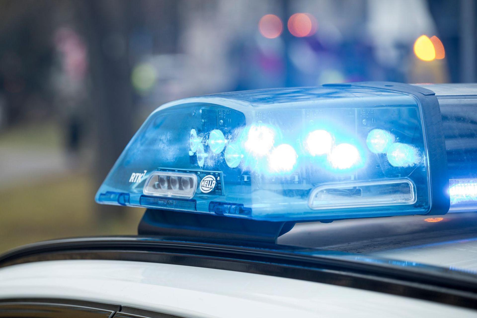 Ein Fahrzeuggespann auf der A 6 wird von der Polizei gestoppt, da der Fahrer keine gültige Fahrerlaubnis besitzt. (Symbolbild: Daniel Vogl/dpa)