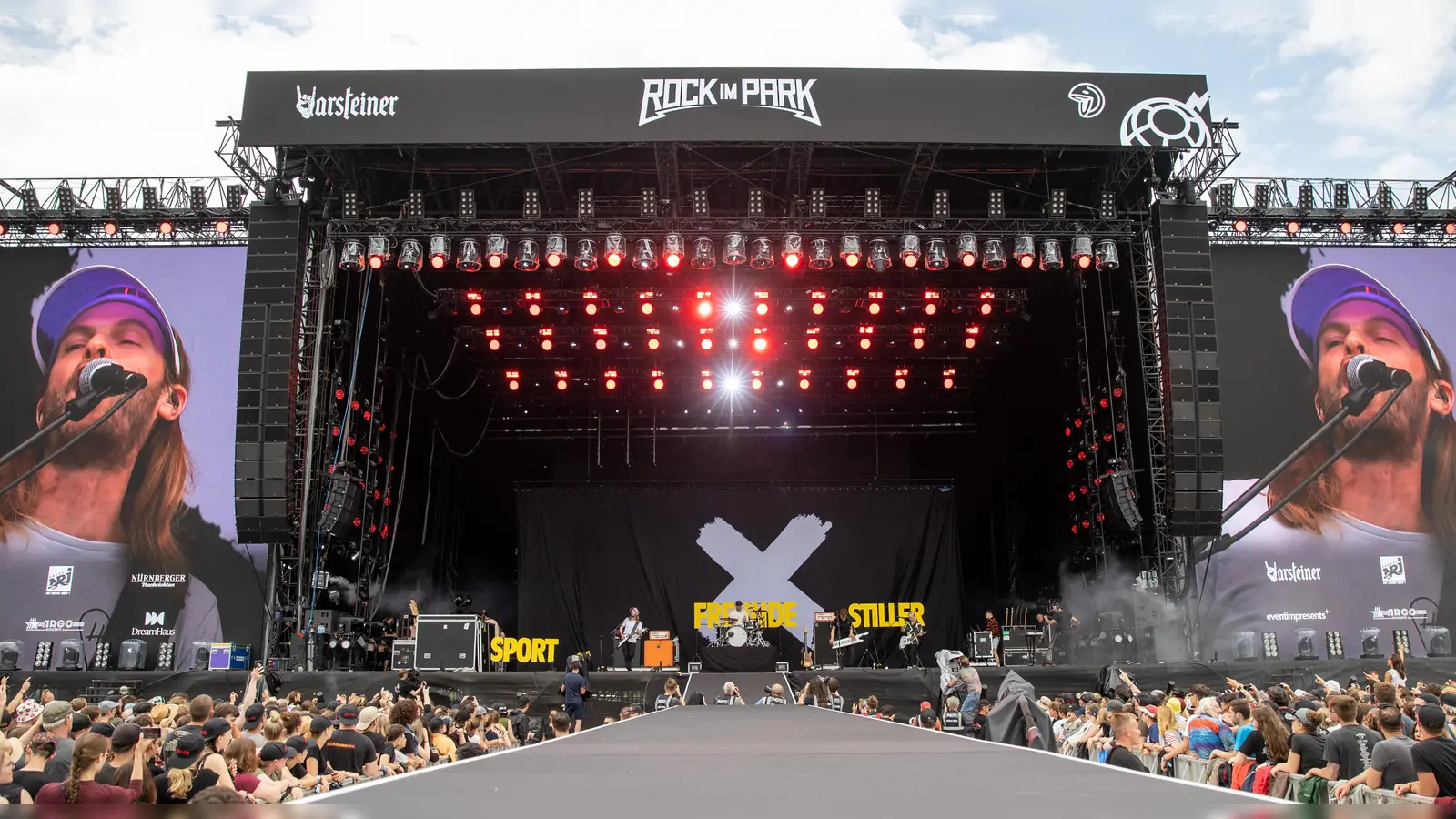 Die Sportfreunde Stiller stehen beim Open-Air-Festival «Rock im Park» auf der Bühne. Es ist eins der größten Musikfestivals in Bayern. In früheren Jahren waren bis zu 70 000 Rockfans gekommen. +++ dpa-Bildfunk +++ (Bild: Daniel Karmann)