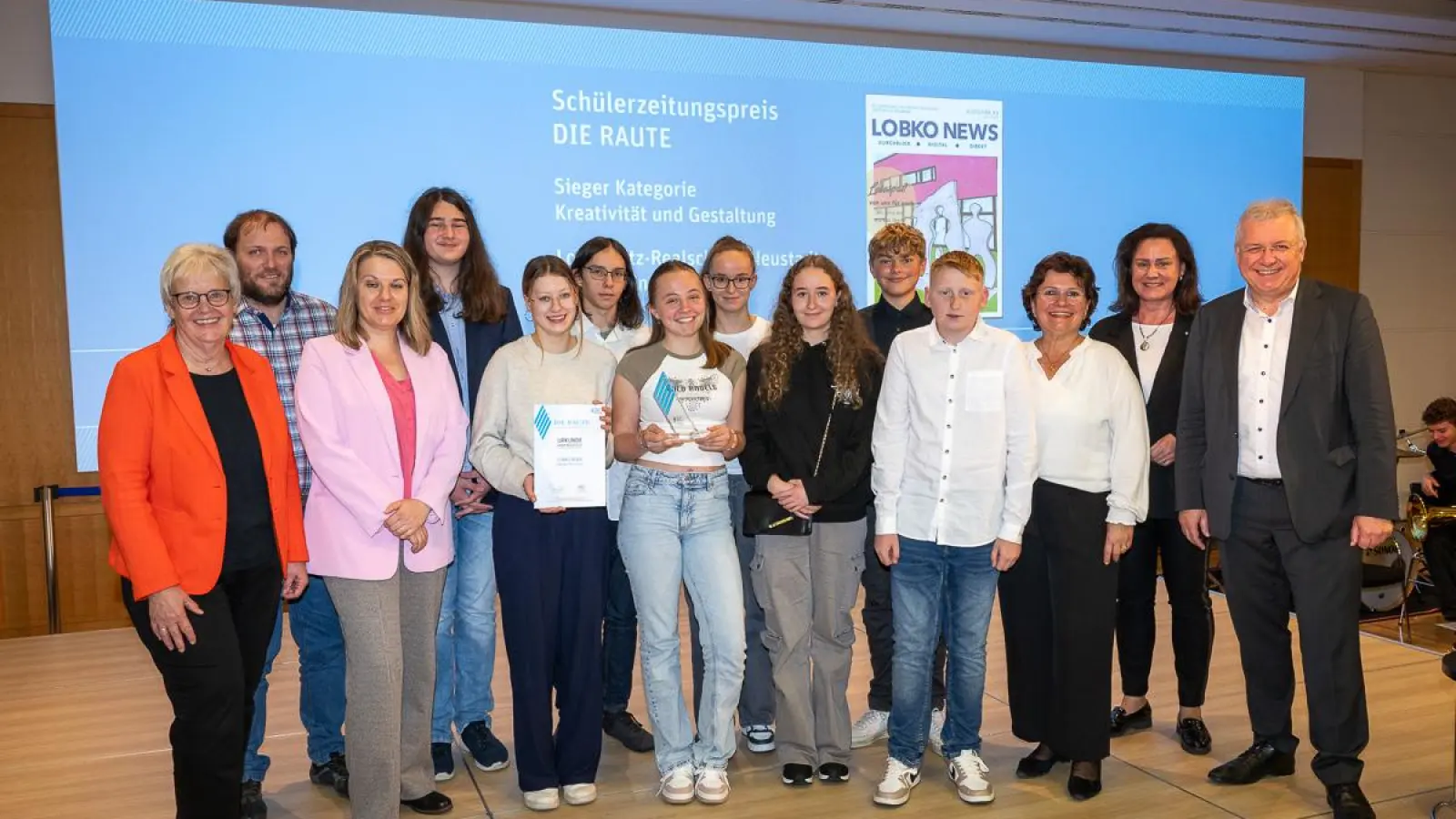 Große Ehre für die Schüler der Lobkowitz-Realschule in Neustadt/WN: Für ihre Schülerzeitung „Lobko News” werden sie mit dem Preis „Die Raute” von der Hanns-Seidel-Stiftung ausgezeichnet.  (Bild: exb/Thomas Plettenberg)