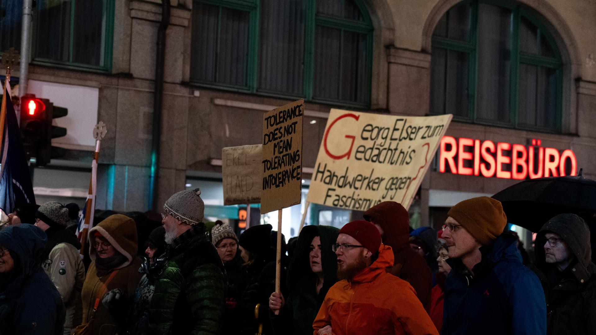 Bei der Demo gegen Rechts haben sich tausende Menschen zu einem Protestmarsch durch Weiden versammelt. (Bild: knz)