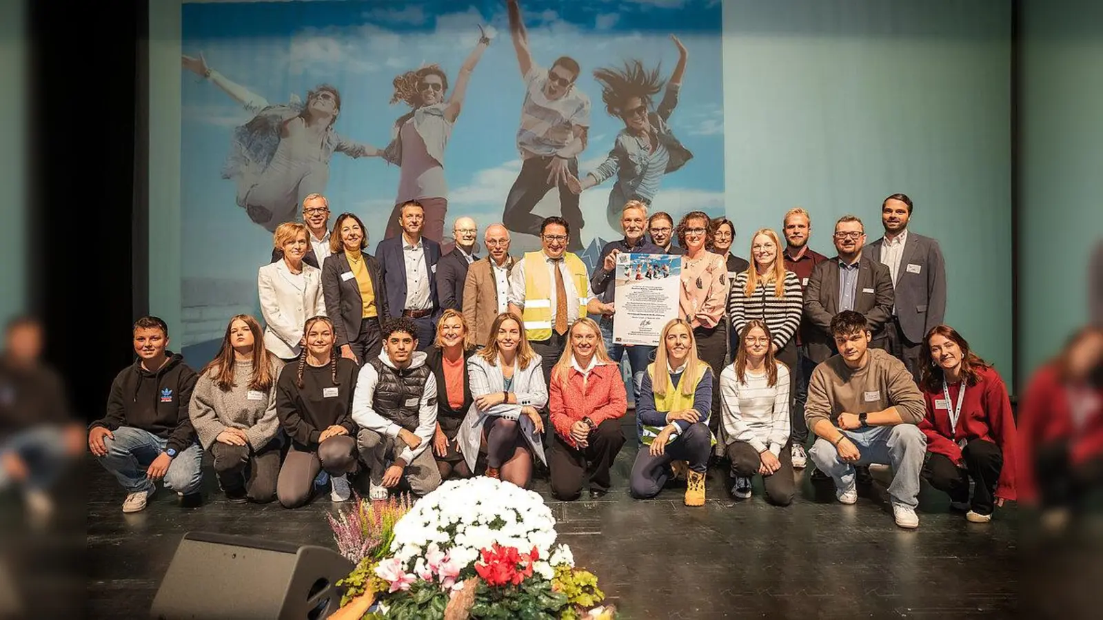 Das Bayerische Wirtschaftsministerium veranstaltete gemeinsam mit dem Netzwerk Schulewirtschaft Bayern den großen Motivationstag für Schüler*innen und Eltern in Weiden, um die Bedeutung, die Vielfalt und die Perspektiven der beruflichen Bildung aufzuzeigen. (Bild: Schulewirtschaft Netzwerk Neustadt a.d.WN/Weiden i.d.OPf. )