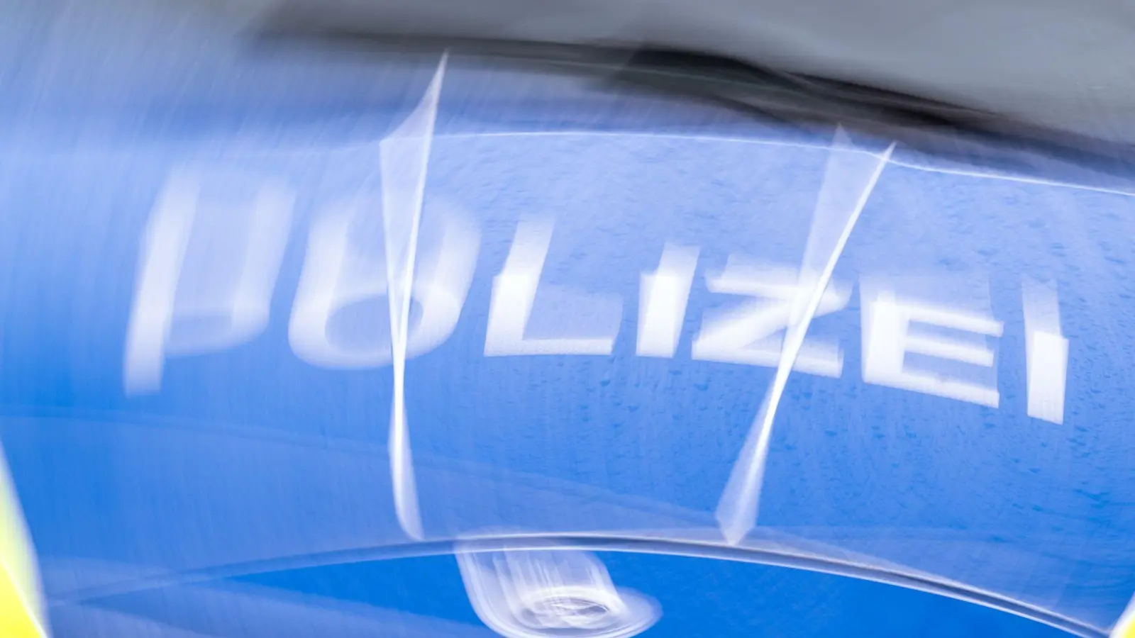 Ein Autofahrer übersah in Weiden einen Radfahrer auf dem Radweg. (Symbolbild: Soeren Stache/dpa)