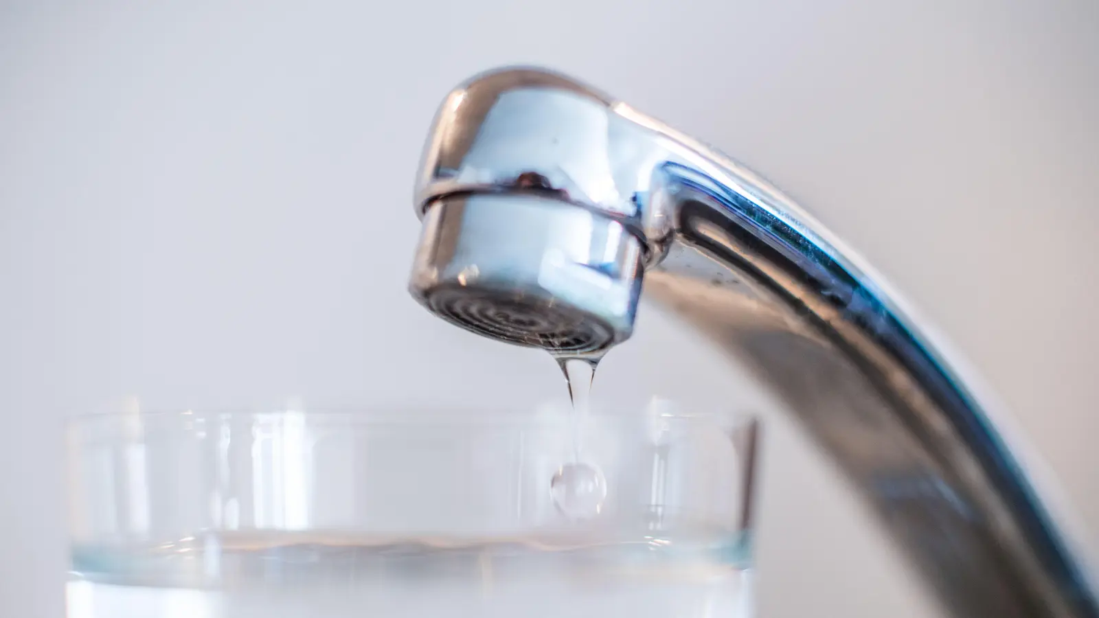 In Floß wird am Donnerstag zwischen 8 und 16 Uhr das Wasser abgesperrt.  (Symbolbild: Lino Mirgeler/dpa)