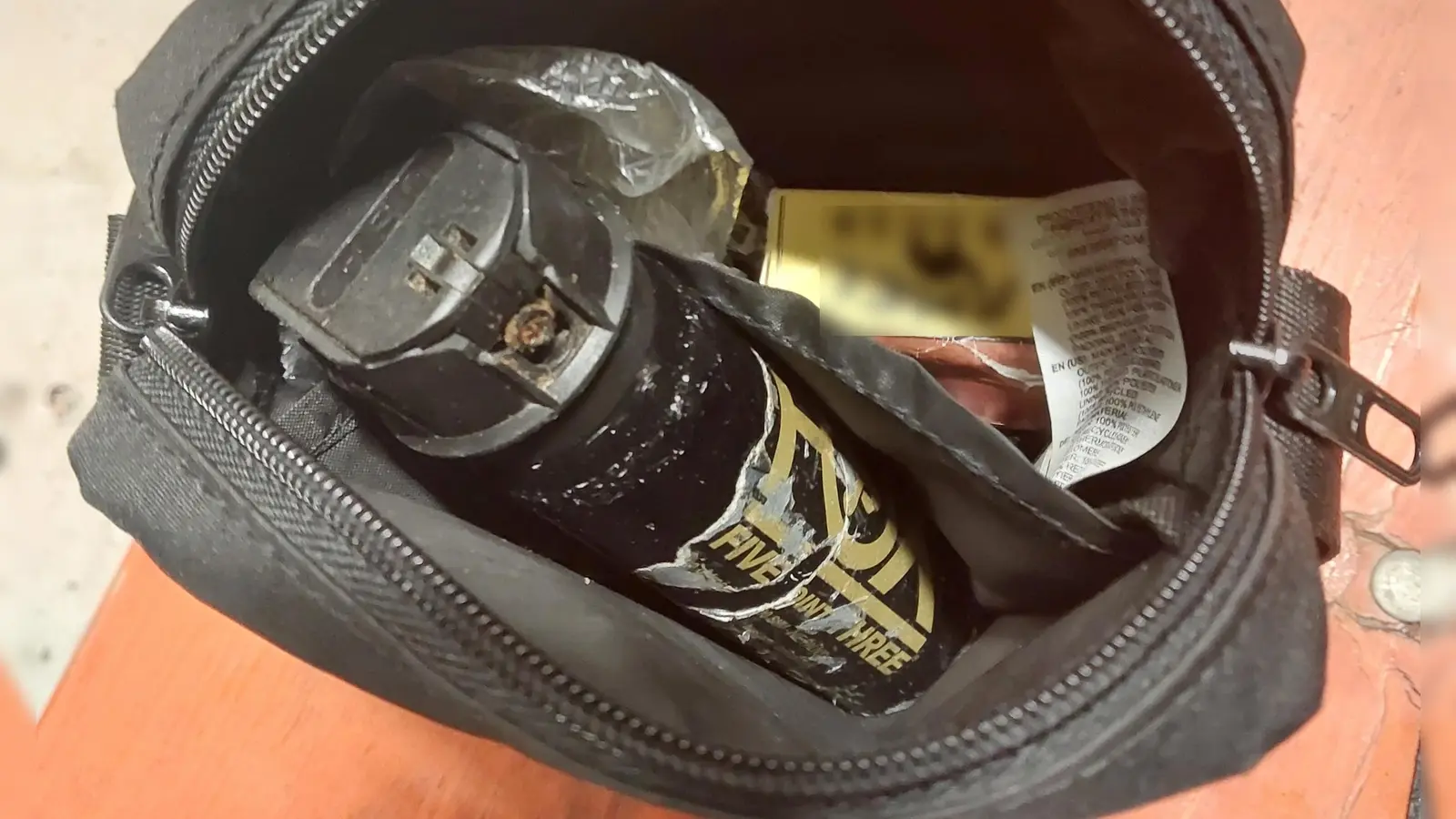 Beamte der Bundespolizeiinspektion Waidhaus haben am Donnerstag bei Grenzkontrollen auf der A 6 zwei verbotene Reizstoffsprühgeräte in einem Transporter aufgefunden.  (Bild: Bundespolizei)