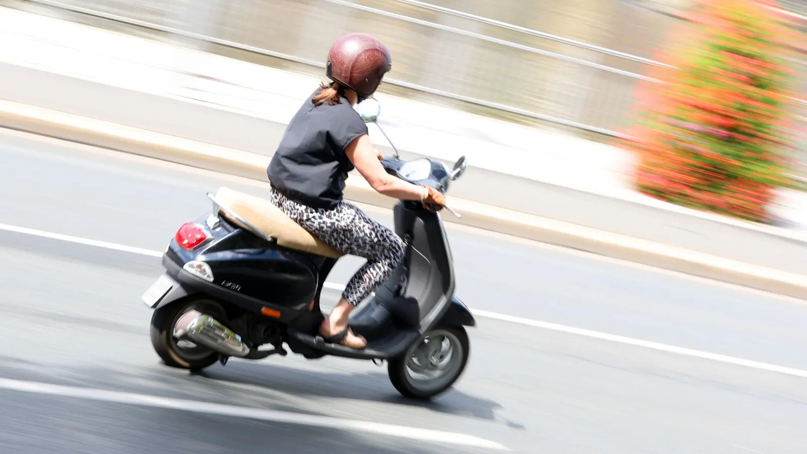 In Neustadt/WN ist ein Motorroller gestohlen worden. (Symbolbild: Karl-Josef Hildenbrand/dpa)