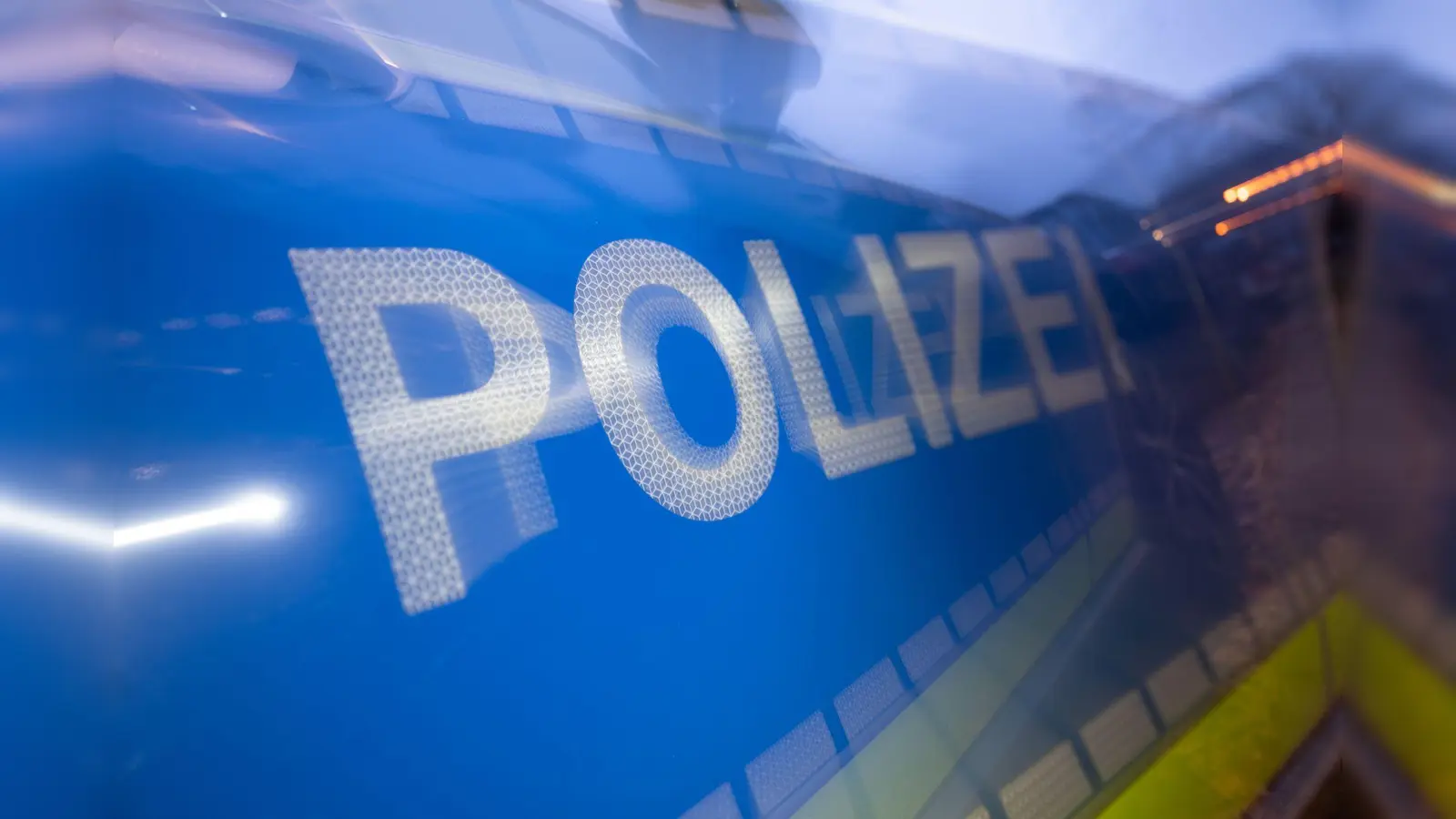 Polizei stoppt auf der A 93 bei Weiden einen Opel Astra mit falsch angebrachten Kennzeichen. Fahrer erwartet mehrere Verfahren. (Symbolbild: Marijan Murat/dpa)