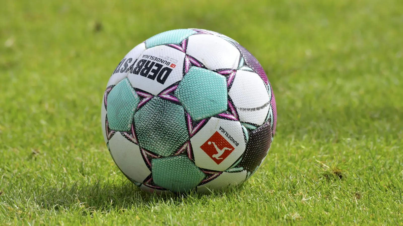 Erst im Finale wollt e der Ball nicht mehr rund laufen: Die U23 der SpVgg SV Weiden hat sich beim Erdinger-Meister-Cup erst im Endspiel geschlagen geben müssen. (Symbolbild: Hubert Ziegler)