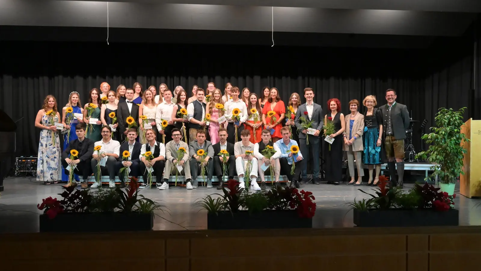 Für alle Schüler mit einem Notendurchschnitt bis einschließlich 1,9 gab es eine Sonnenblume und wertvolle Geschenke. (Bild: Silke Winkler)