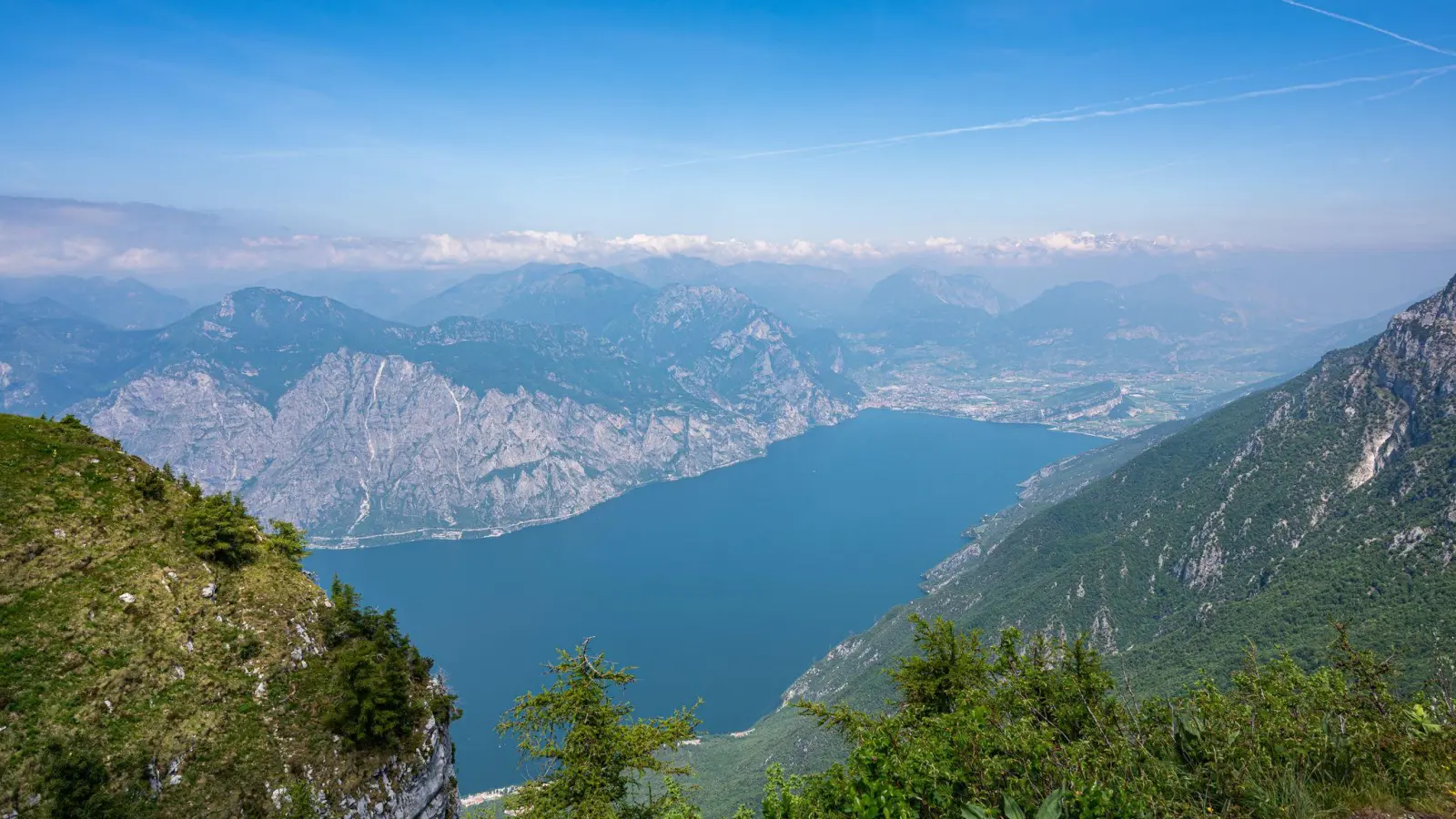 Der Gardasee ist ein beliebtes Urlaubsziel der Deutschen. (Symbolbild: Daniel Reinhardt/dpa)