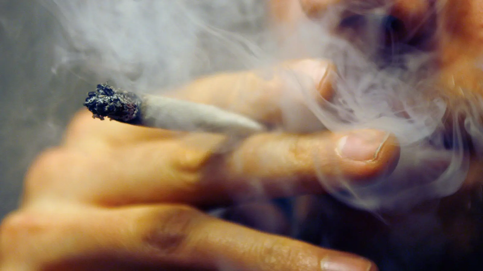 Marihuana unterm Fahrersitz und Drogen im Blut des Fahrers entdeckten Fahnder der Grenzpolizei Waidhaus bei der Überprüfung eines Wagens an der A6 bei Pleystein.  (Symbolbild: Daniel Karmann/dpa)