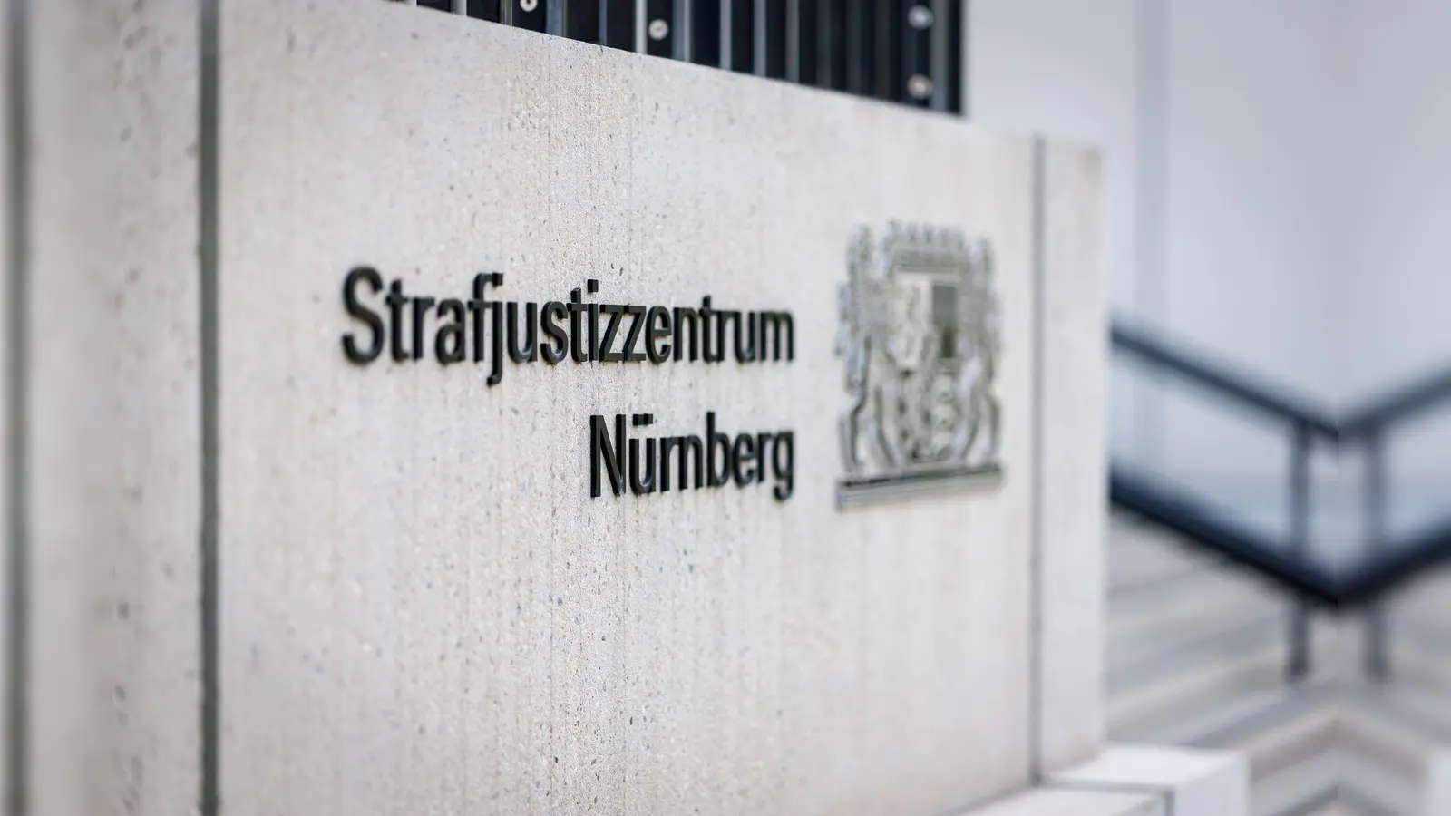 In Nürnberg endete der Prozess gegen Heranwachsende wegen des Handels mit Waffen und Drogen. (Symbolbild) (Bild: Daniel Karmann/dpa)