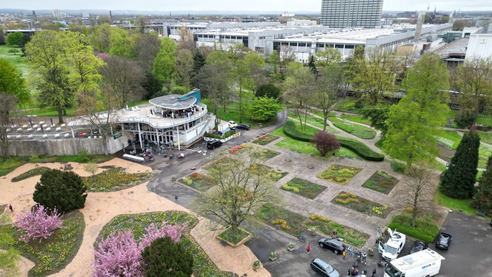 Blick auf den Rheinpark, wo der Fernsehsender RTL eine provisorische Übertragungsstation aufgebaut hat. (Bild: Sascha Thelen/dpa)