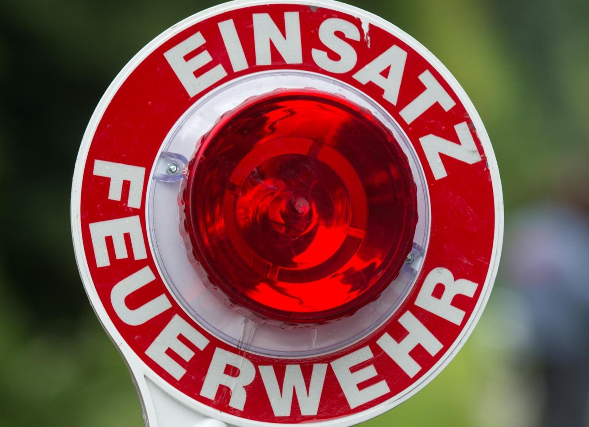 Beim Brand eines Hackschnitzelspeichers im Gemeindebereich Floß sind vier Menschen verletzt worden. (Symbolbild: Armin Weigel/dpa)