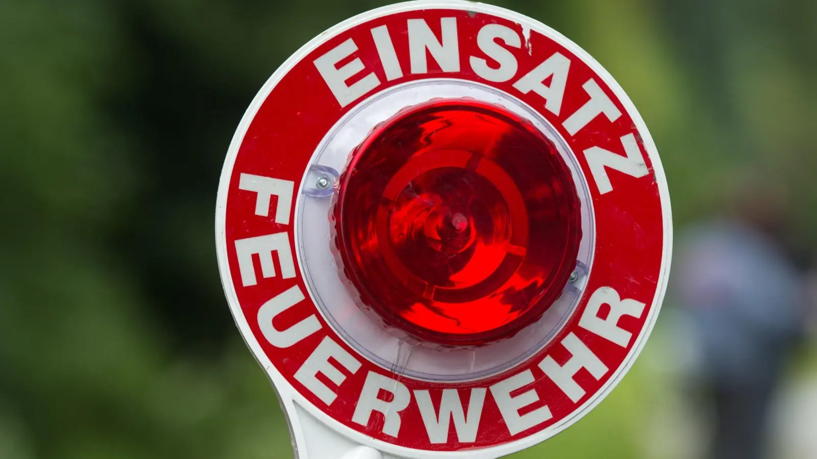 Beim Brand eines Hackschnitzelspeichers im Gemeindebereich Floß sind vier Menschen verletzt worden. (Symbolbild: Armin Weigel/dpa)