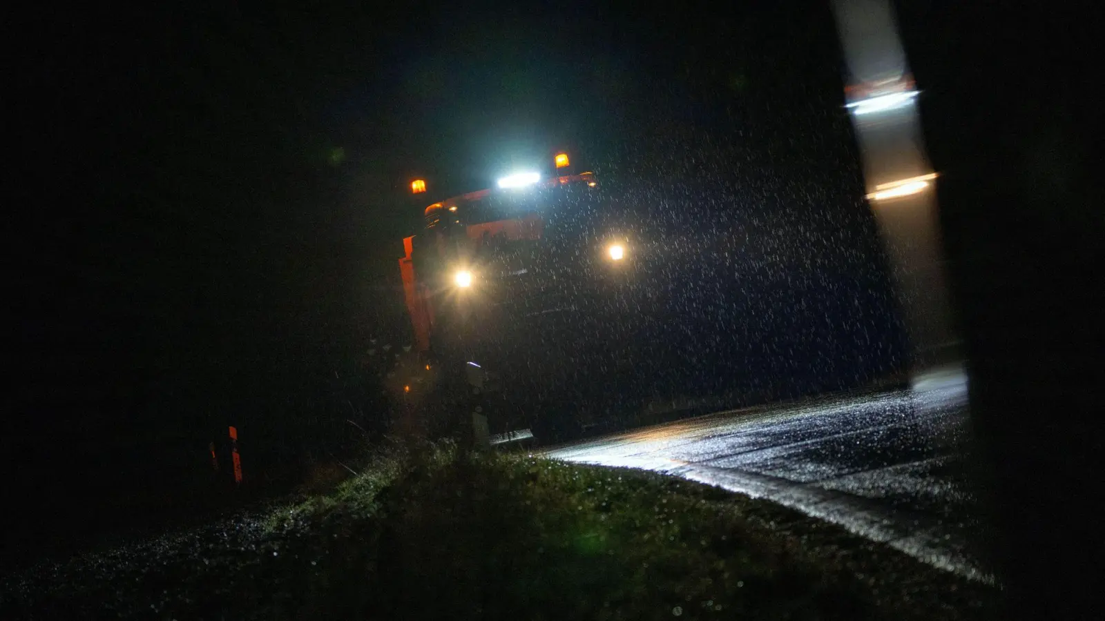 Vom Sonntagabend bis Montagvormittag ist in weiten Teilen Bayerns mit Glatteis zu rechnen.  (Symbolbild: Pia Bayer/dpa)