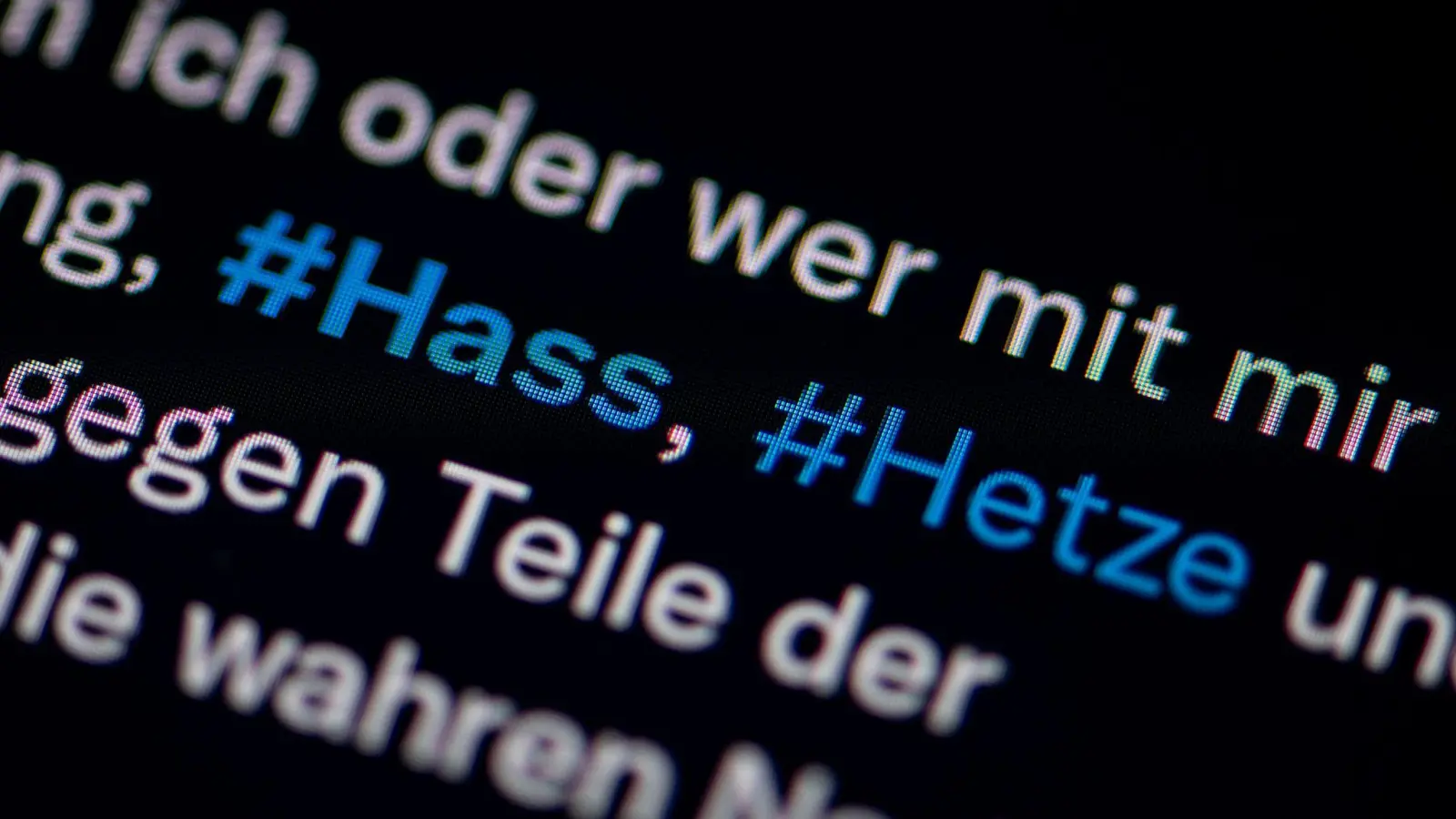 Einer Statistik zufolge sahen sich Jüngere Internetnutzende häufiger mit Hate Speech im Netz konfrontiert als ältere. (Symbolbild) (Bild: Fabian Sommer/dpa)