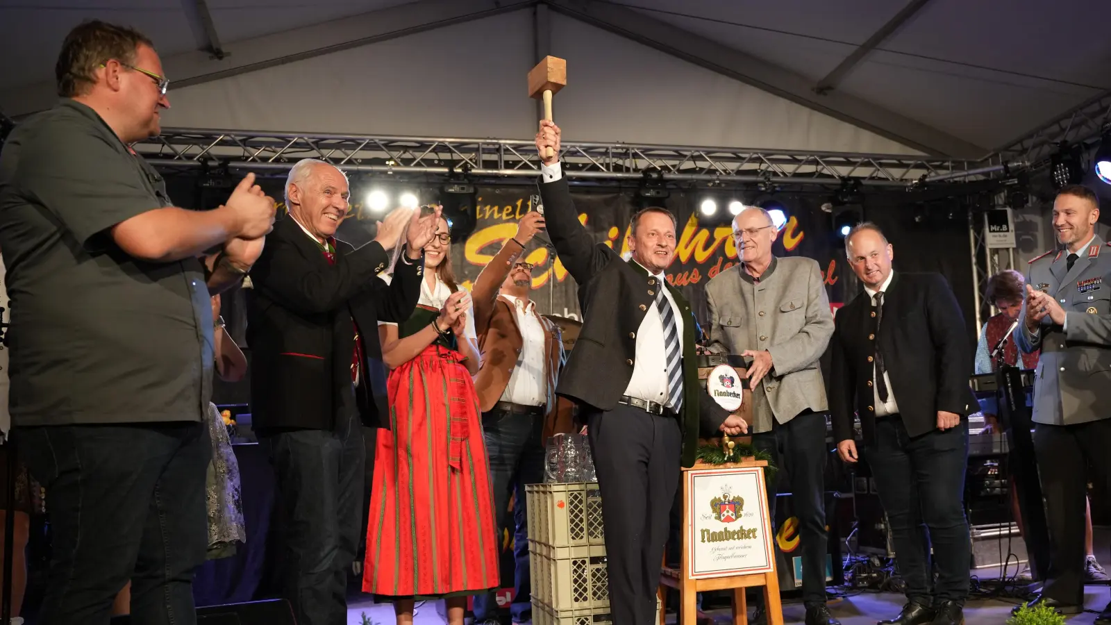 Mit einem kräftigen Schlag zapfte Oberbürgermeister Jens Meyer das Bier an. (Bild: Marina Gube)