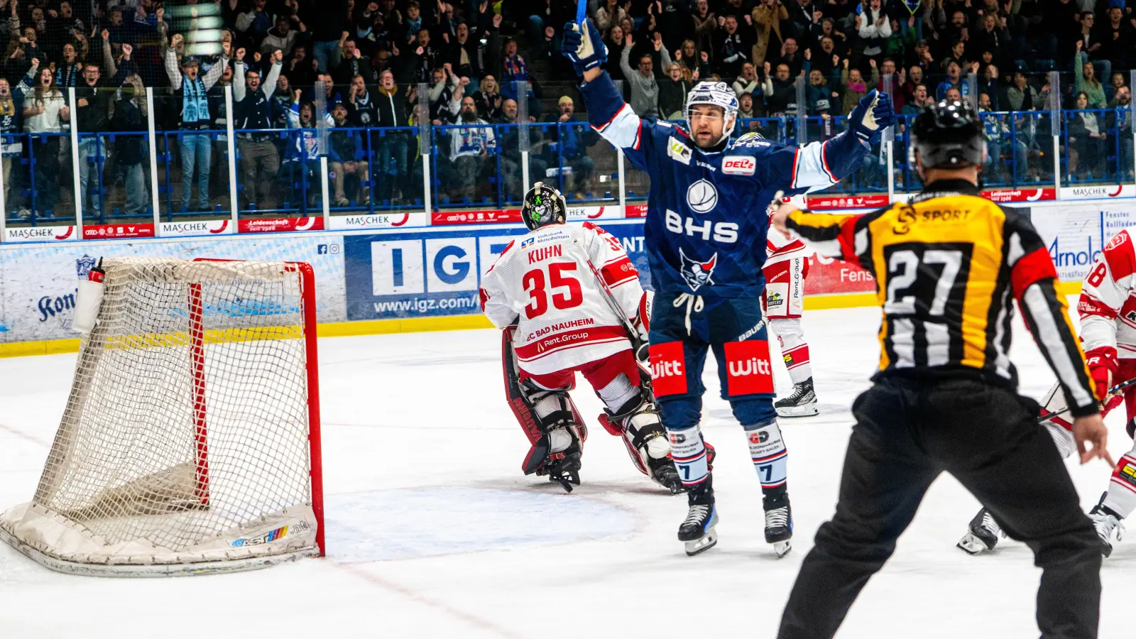 Luca Gläser (blaues Trikot) war am Sonntagabend ein Dauer-Jubler: Der Stürmer der Blue Devils Weiden traf gegen den EC Bad Nauheim drei Mal. (Bild: Elke Englmaier)