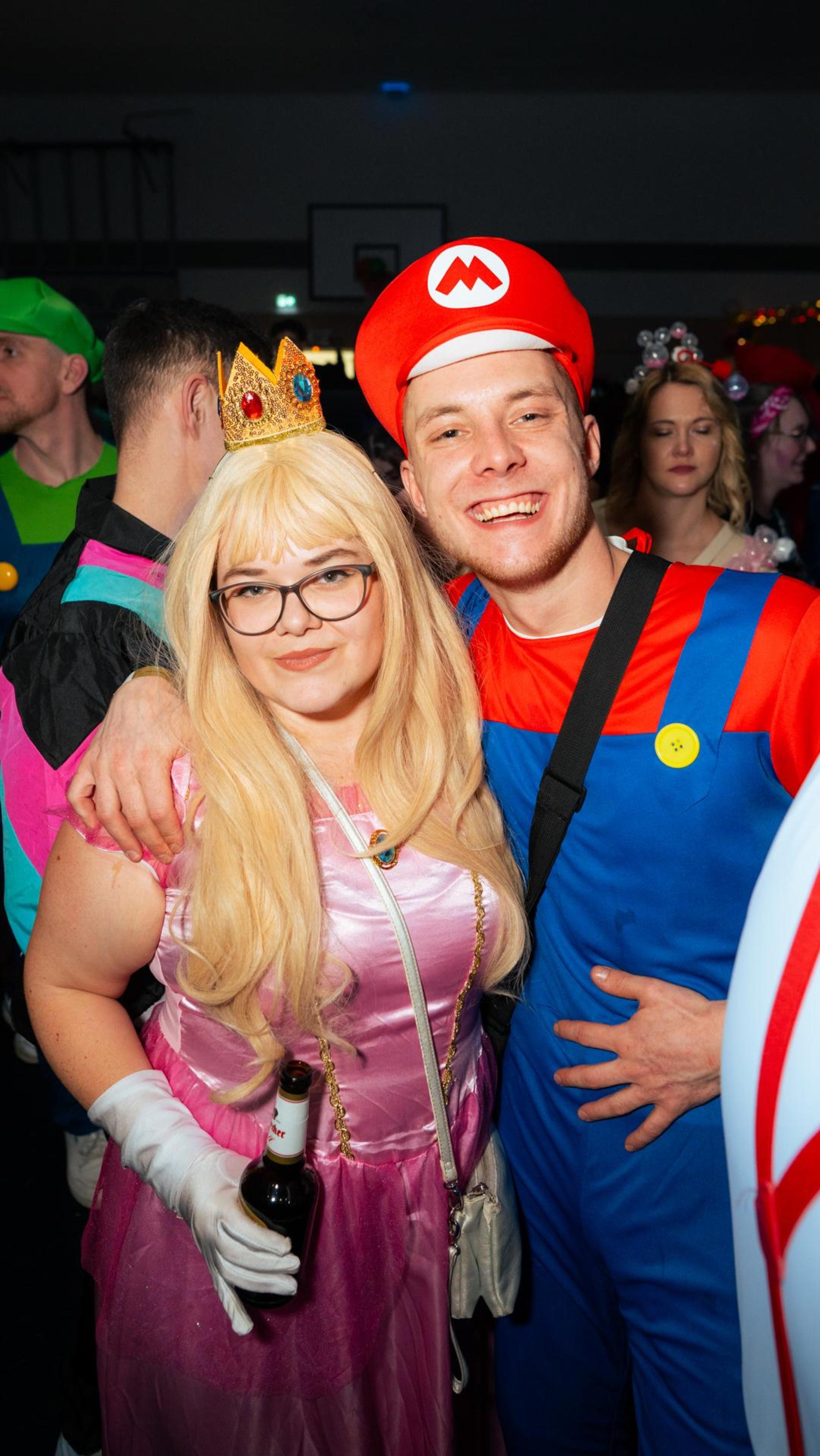 Am Sportlerball in Schirmitz gings mit Vollgas weiter im Faschingstreiben.  (Bild: Hannes Stock)